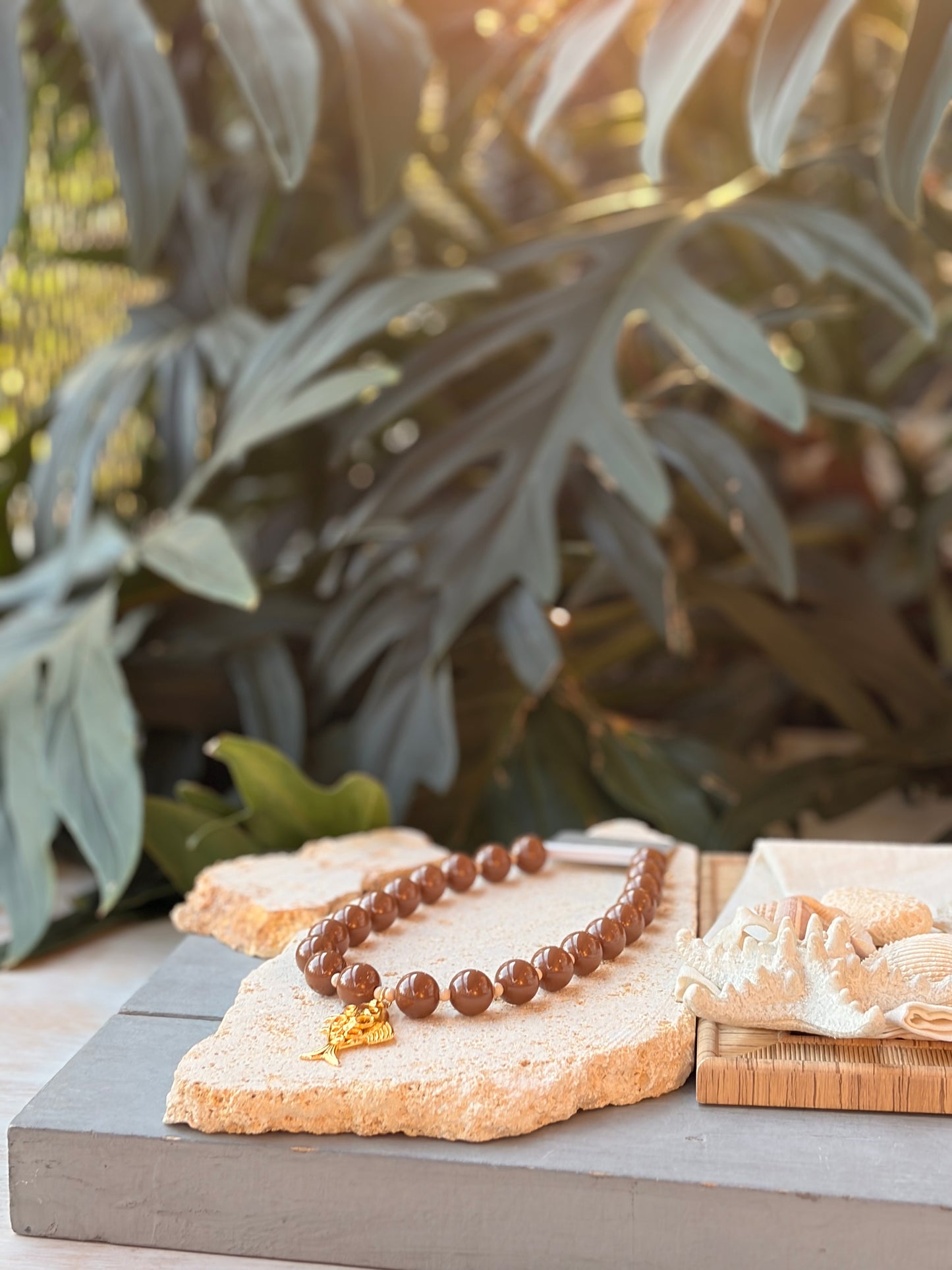 Collar bolas café dije pez 24k