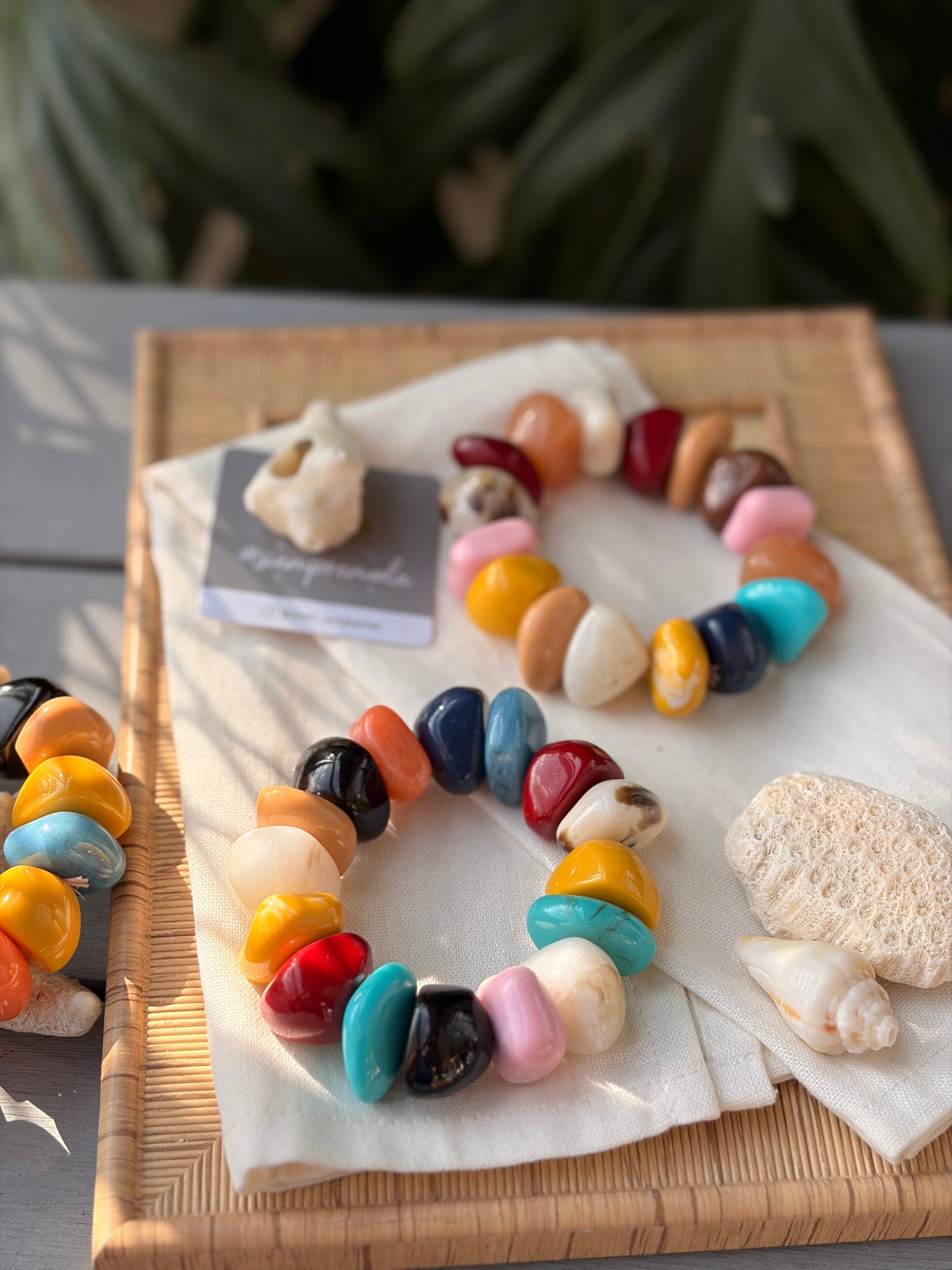 Pulsera resortada resina efecto piedras