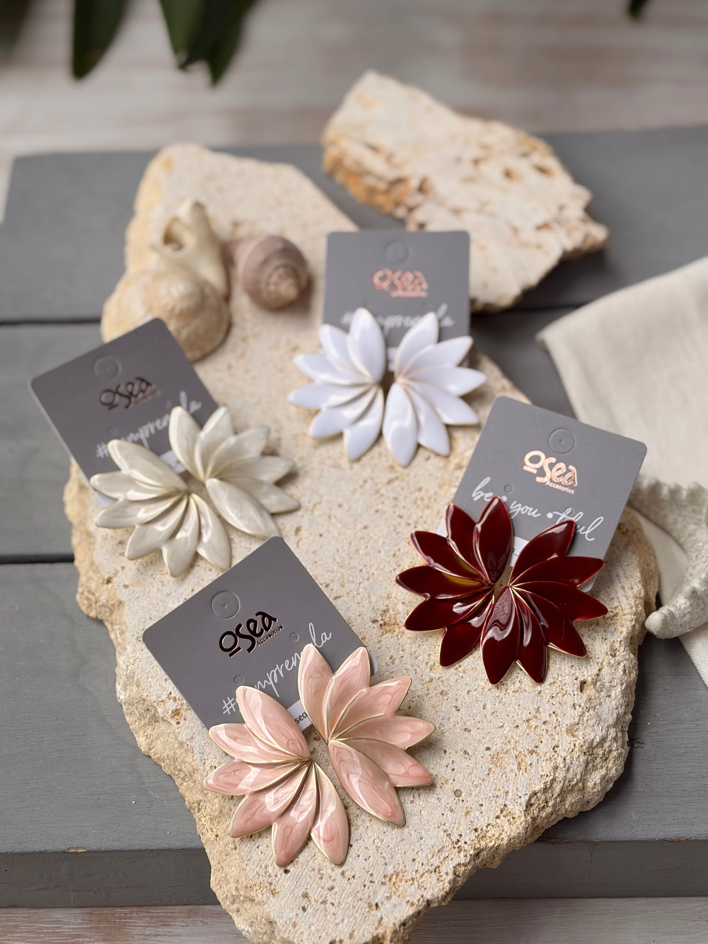 Aretes media flor esmaltados rodinados