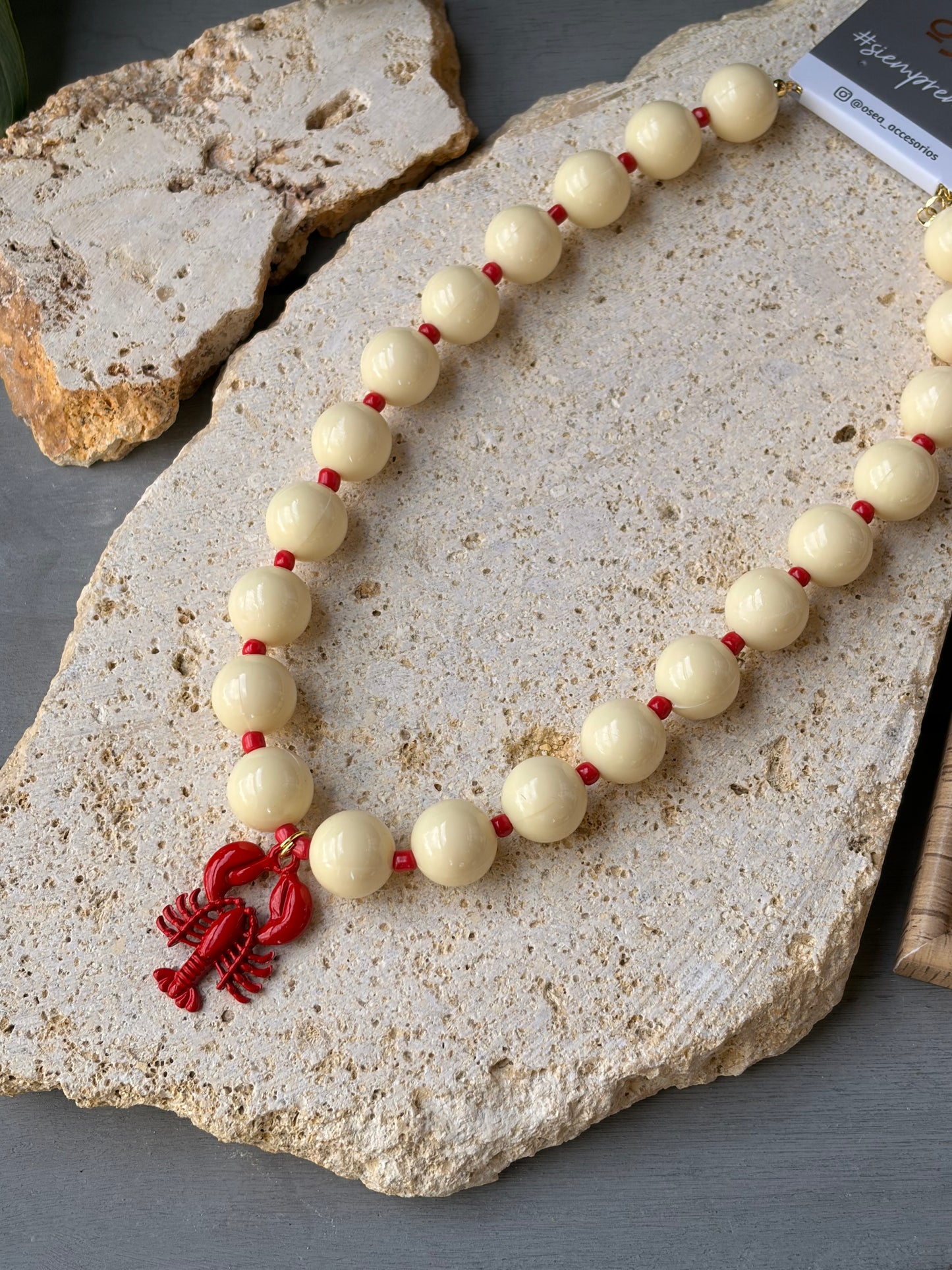 Collar bolas beige y mostacillas langosta roja