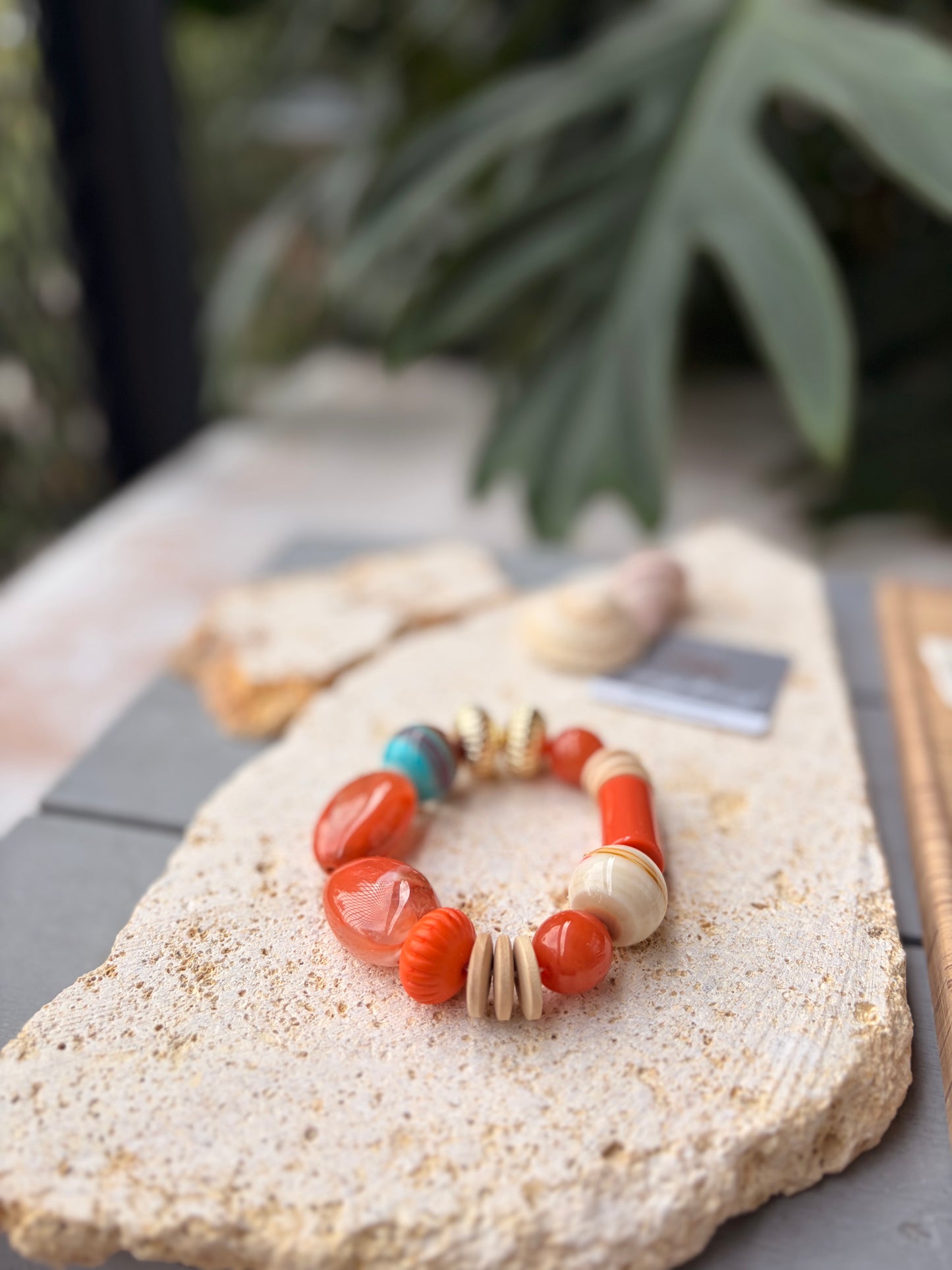 Pulsera elástica en resina y fantasía