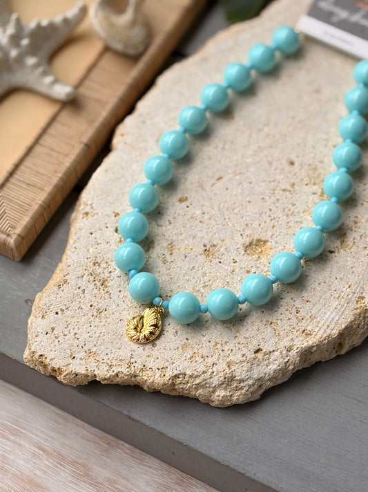 Collar de bolas azul claro dije concha 24k