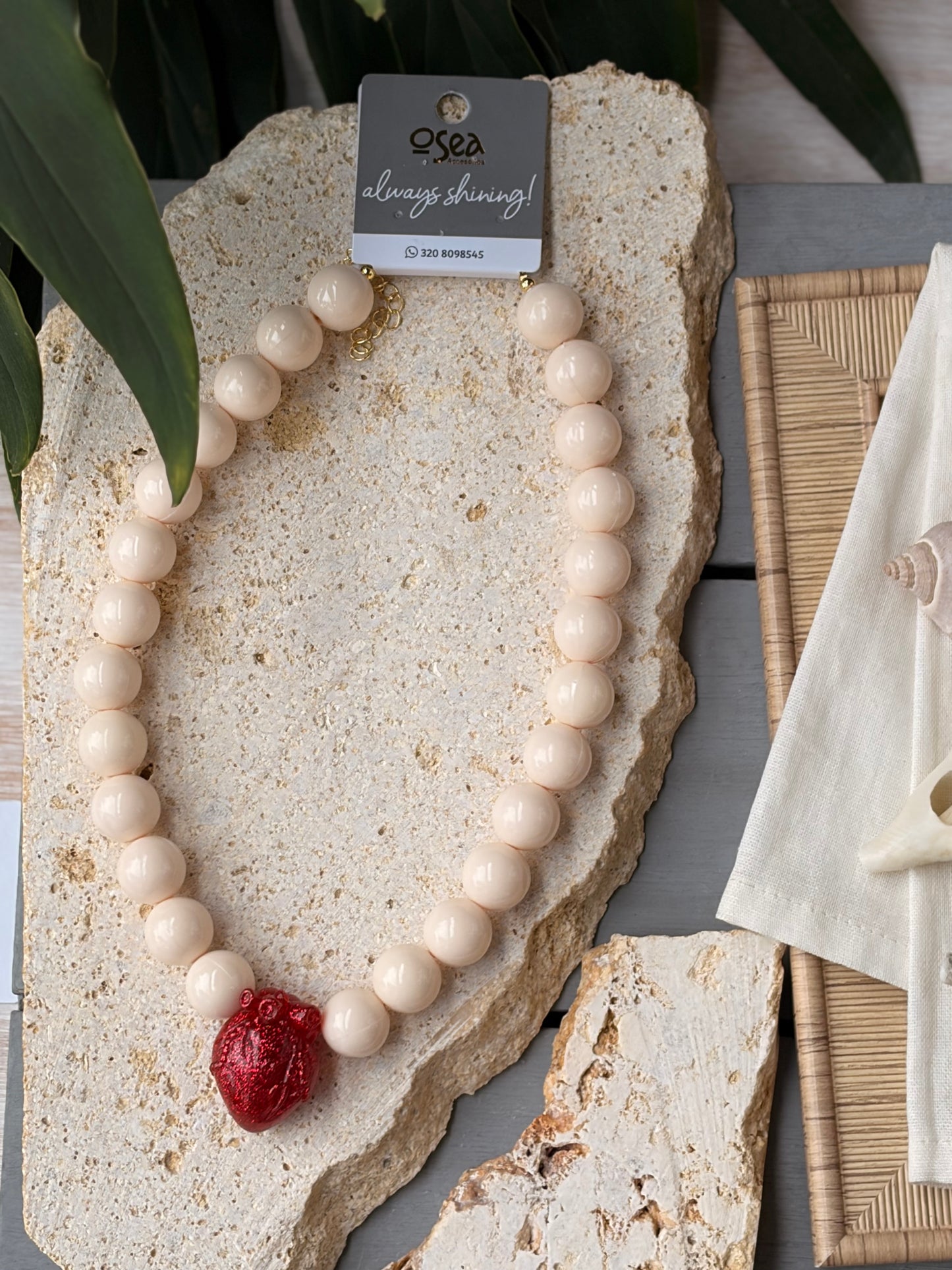 Collar bolas beige corazón anatómico