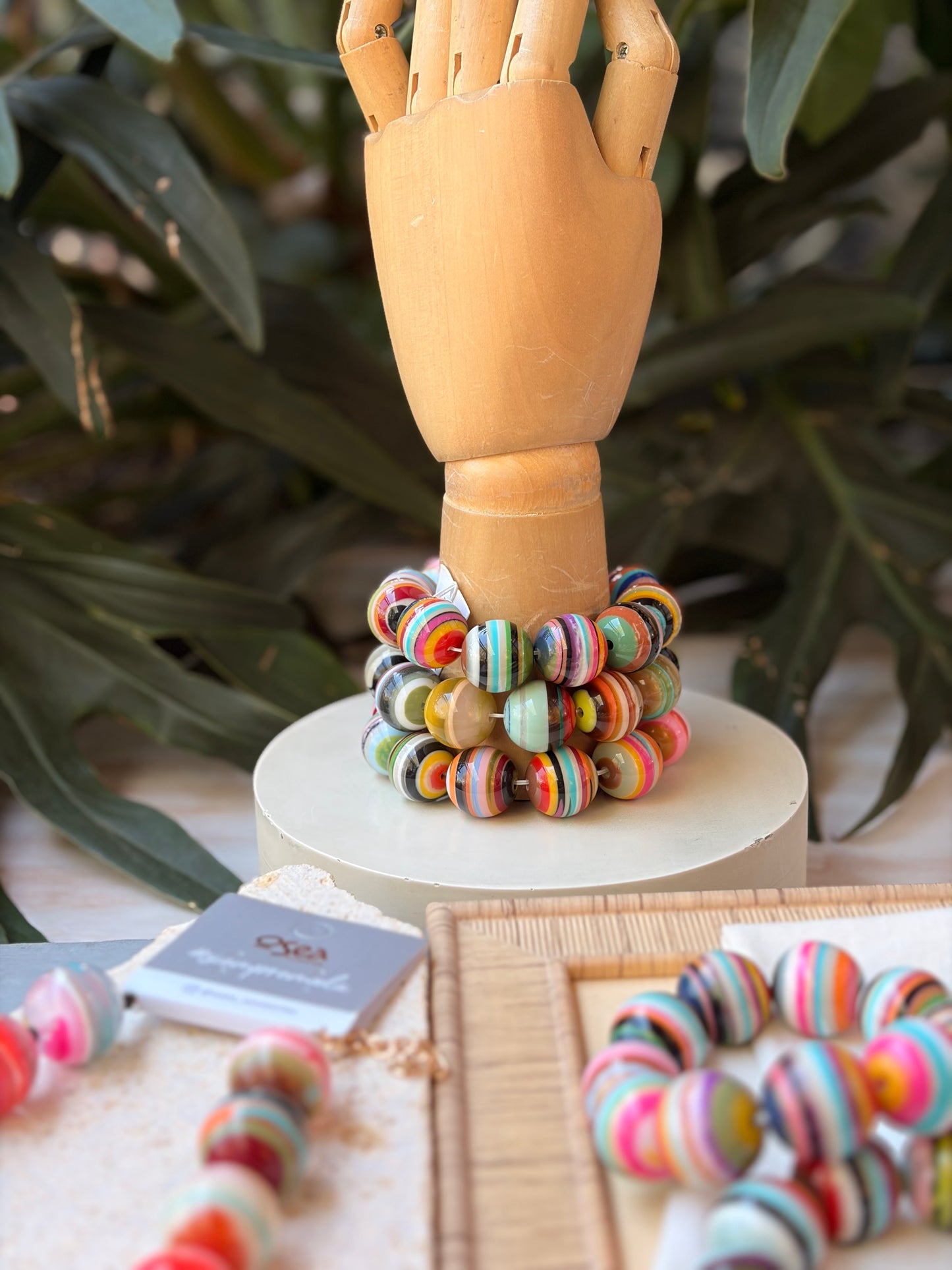 Pulsera en resina resortada bolas multicolor