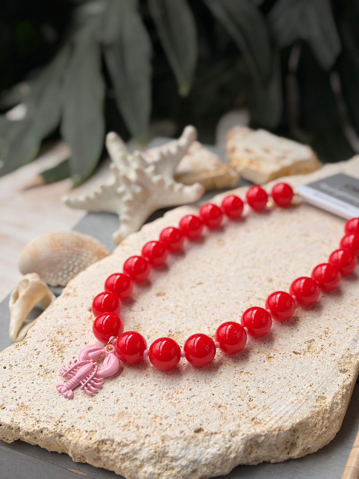 Collar bolas rojas dije langosta rosada esmaltada