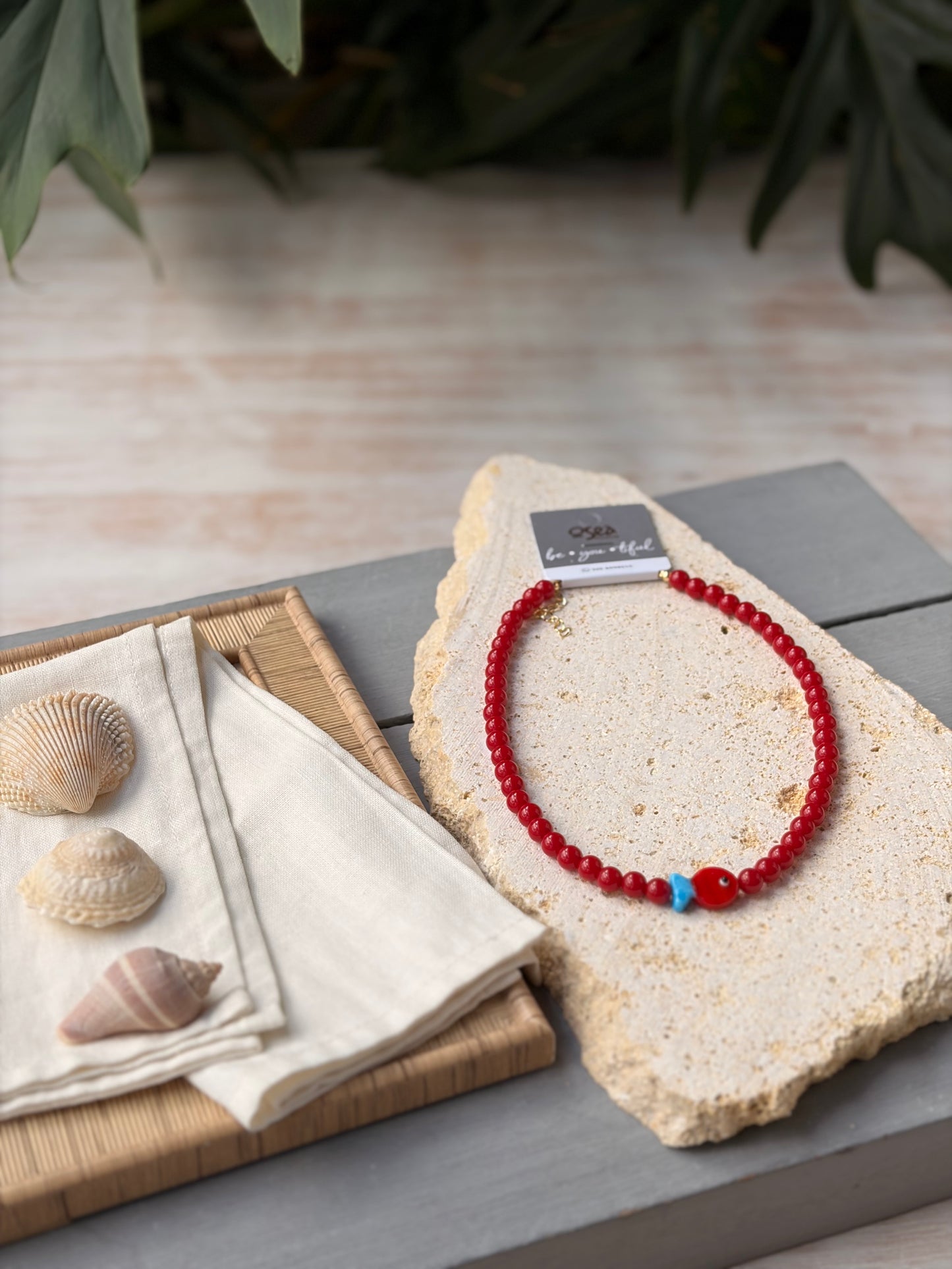 Collar bolas pequeñas rojas dije pez