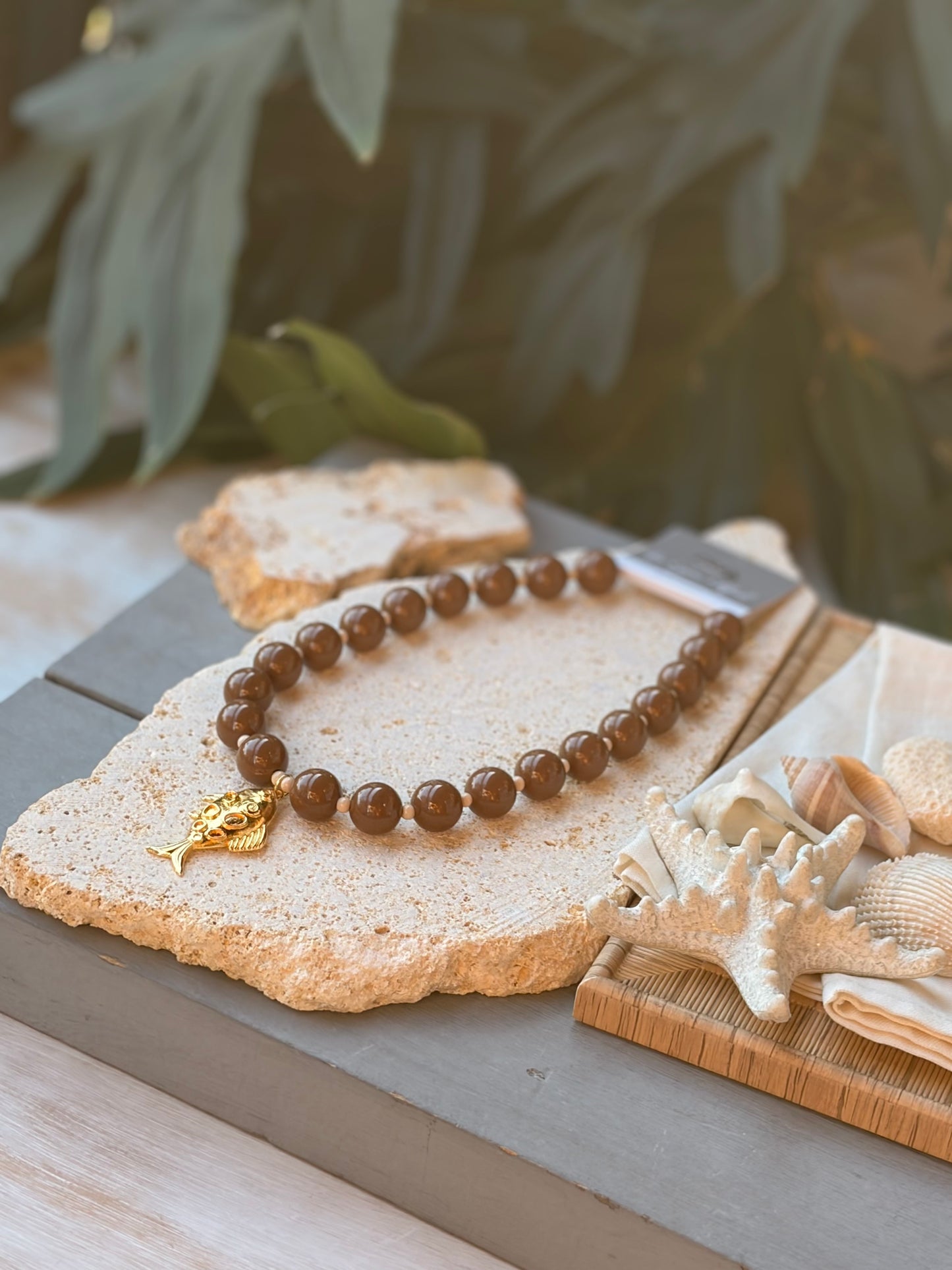 Collar bolas café dije pez 24k