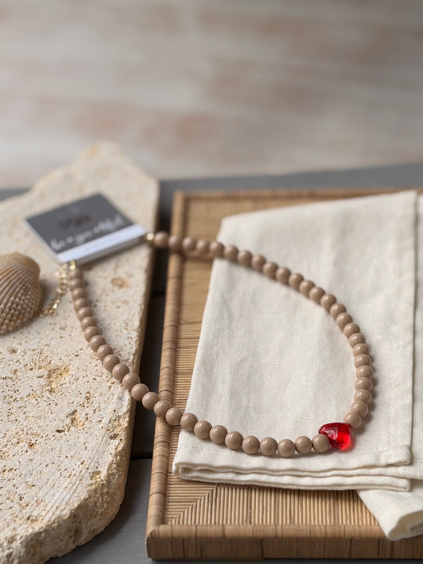 Collar bolas pequeñas beige dije corazón rojo