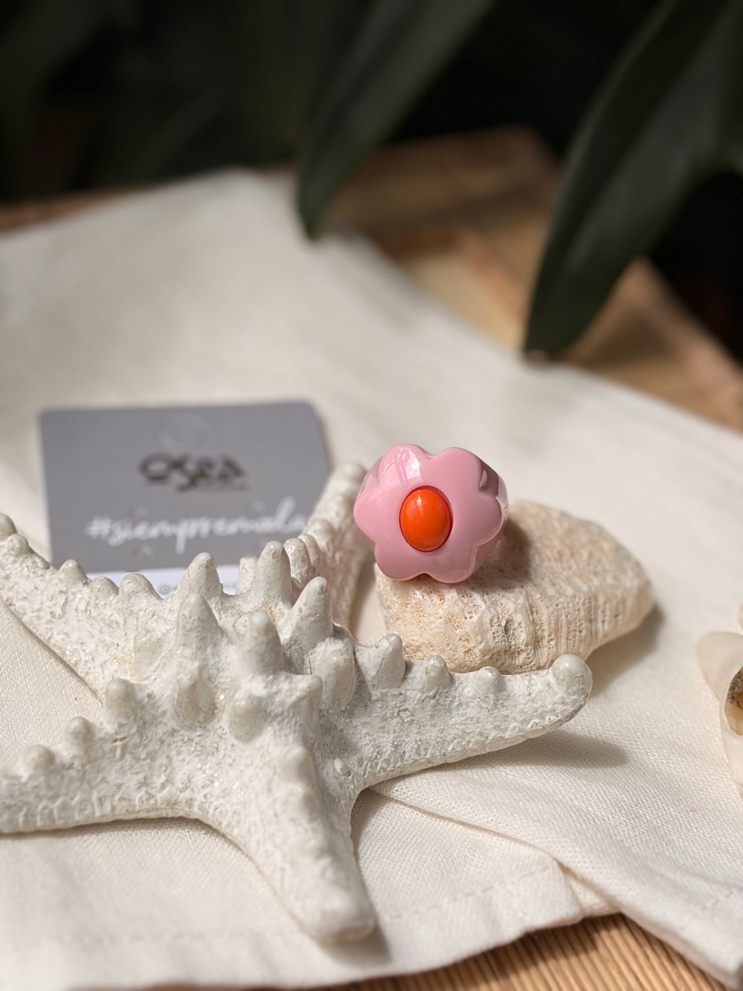 Anillo flor en resina con centro