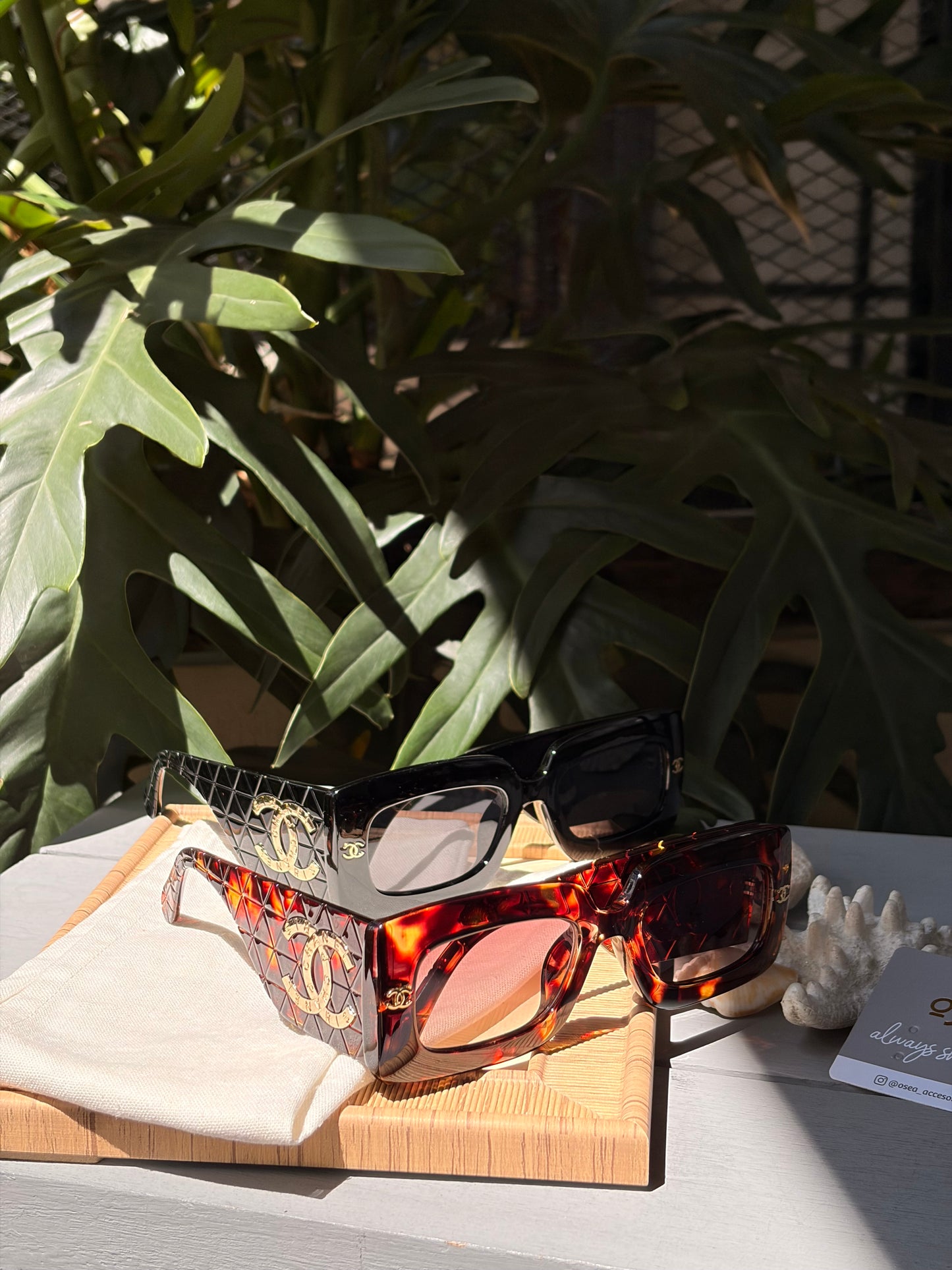 Gafas de sol en pasta aplique dorado