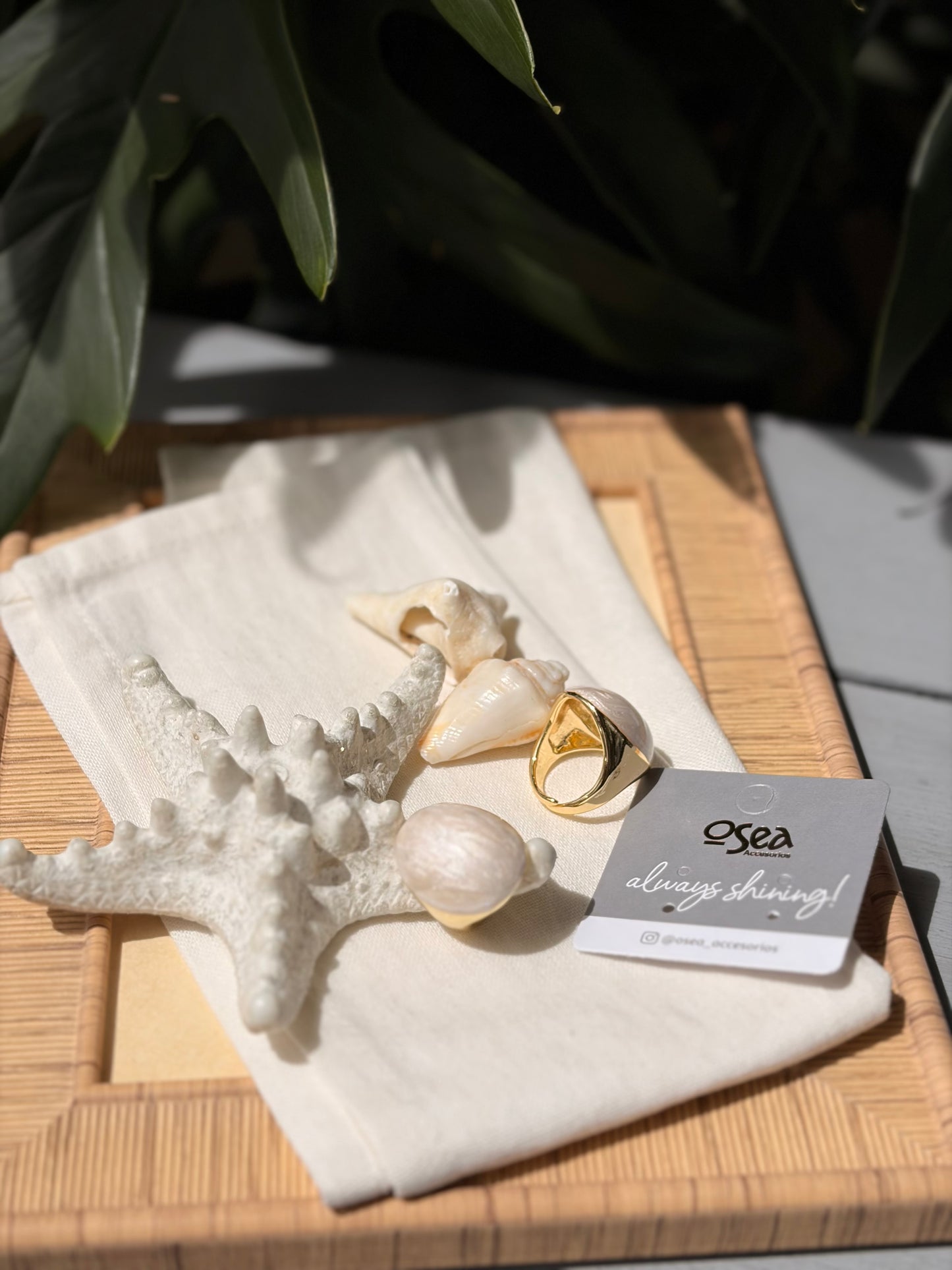 Anillo ovalado efecto nácar