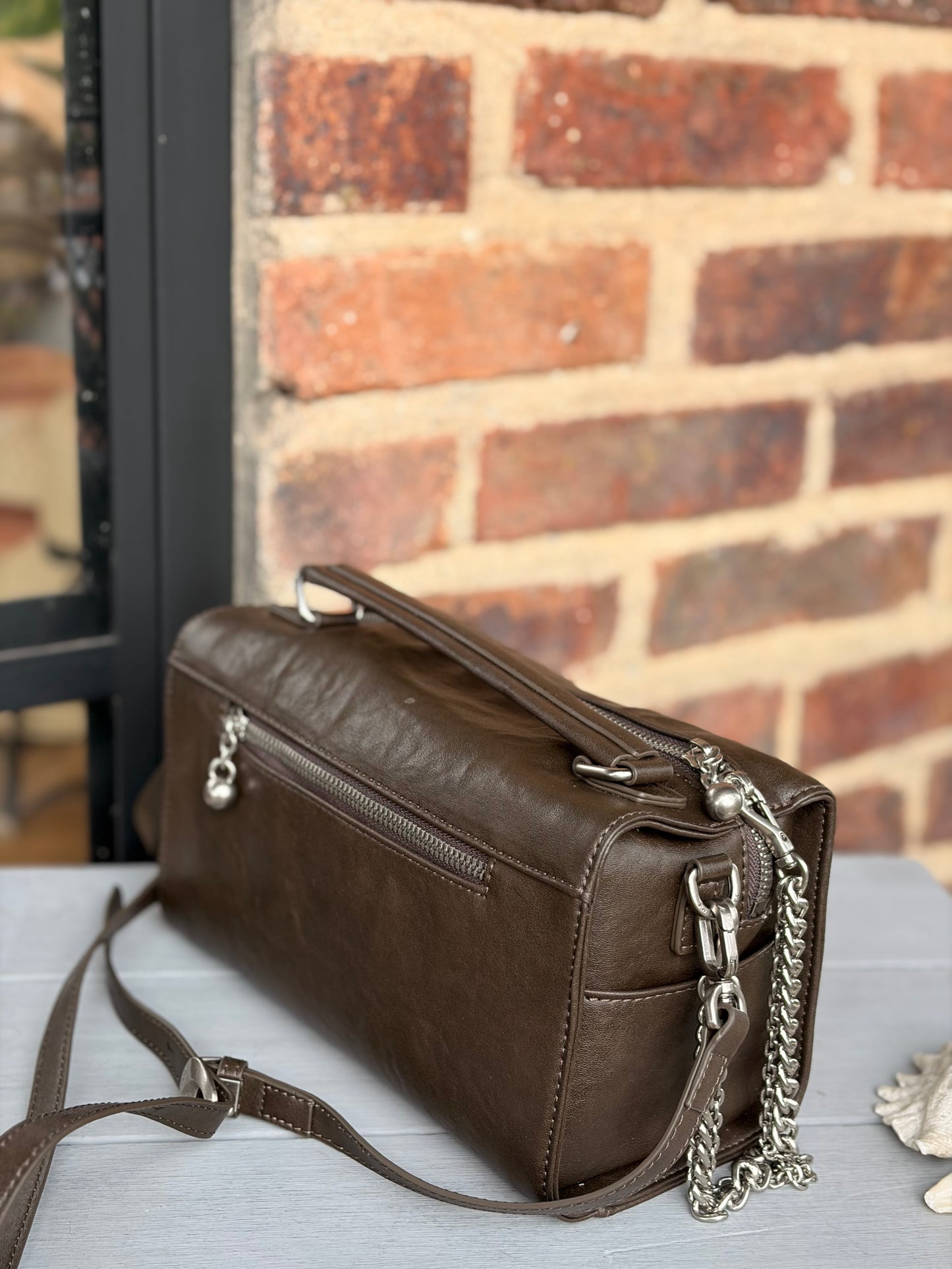 Bolso manos libres tipo baúl