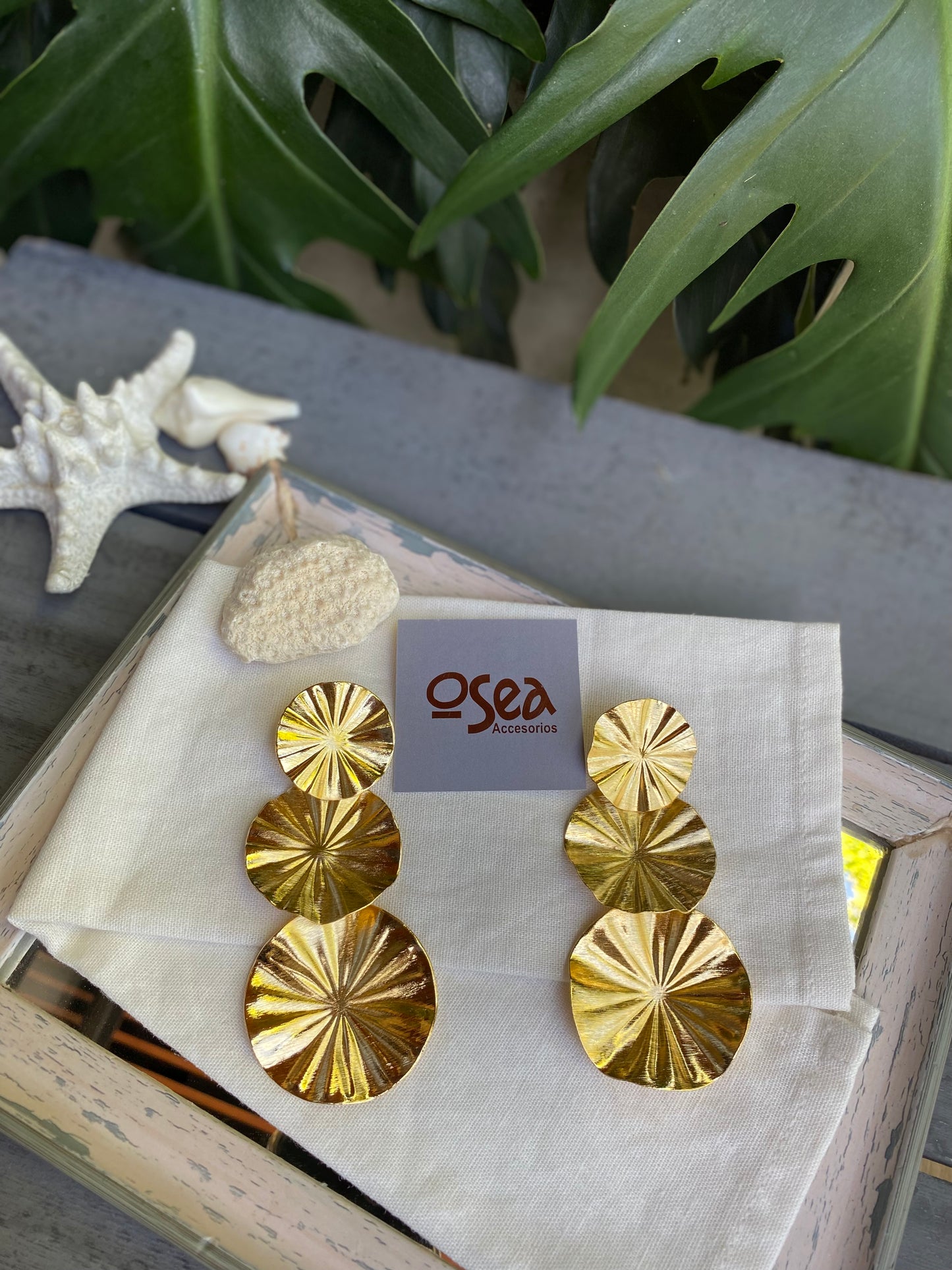 Aretes triples en bronce ondulados con textura