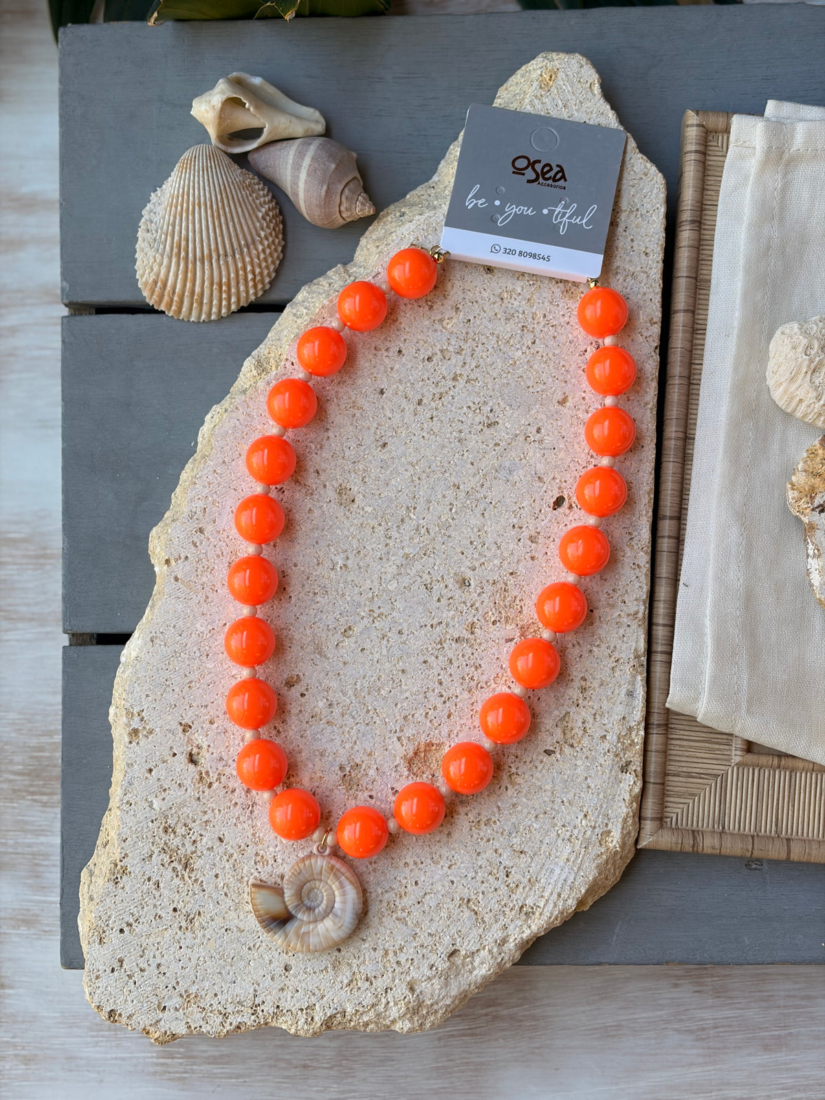 Collar bolas naranja dije concha plástica