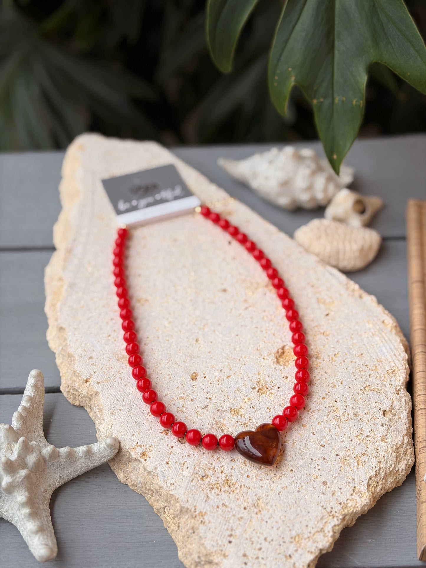 Collar corto bolas rojas pequeñas dije corazón tonos ámbar