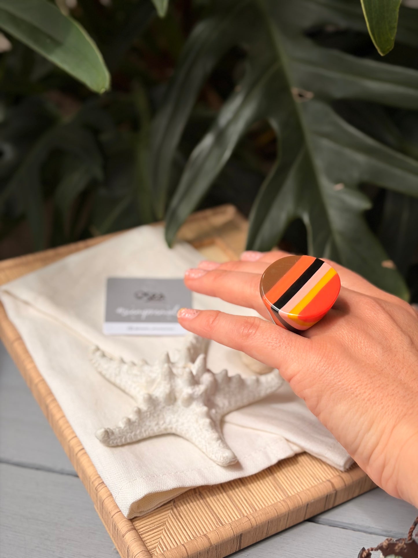 Anillo multicolor en resina