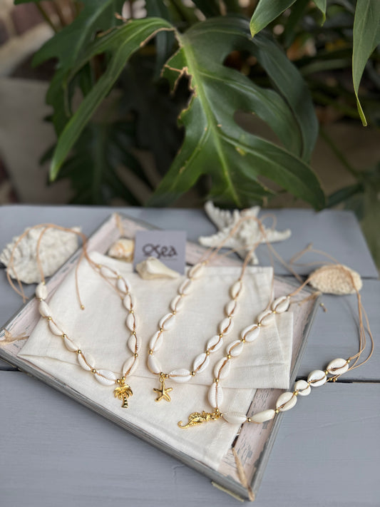 Choker en hilo con conchas, balín y dije