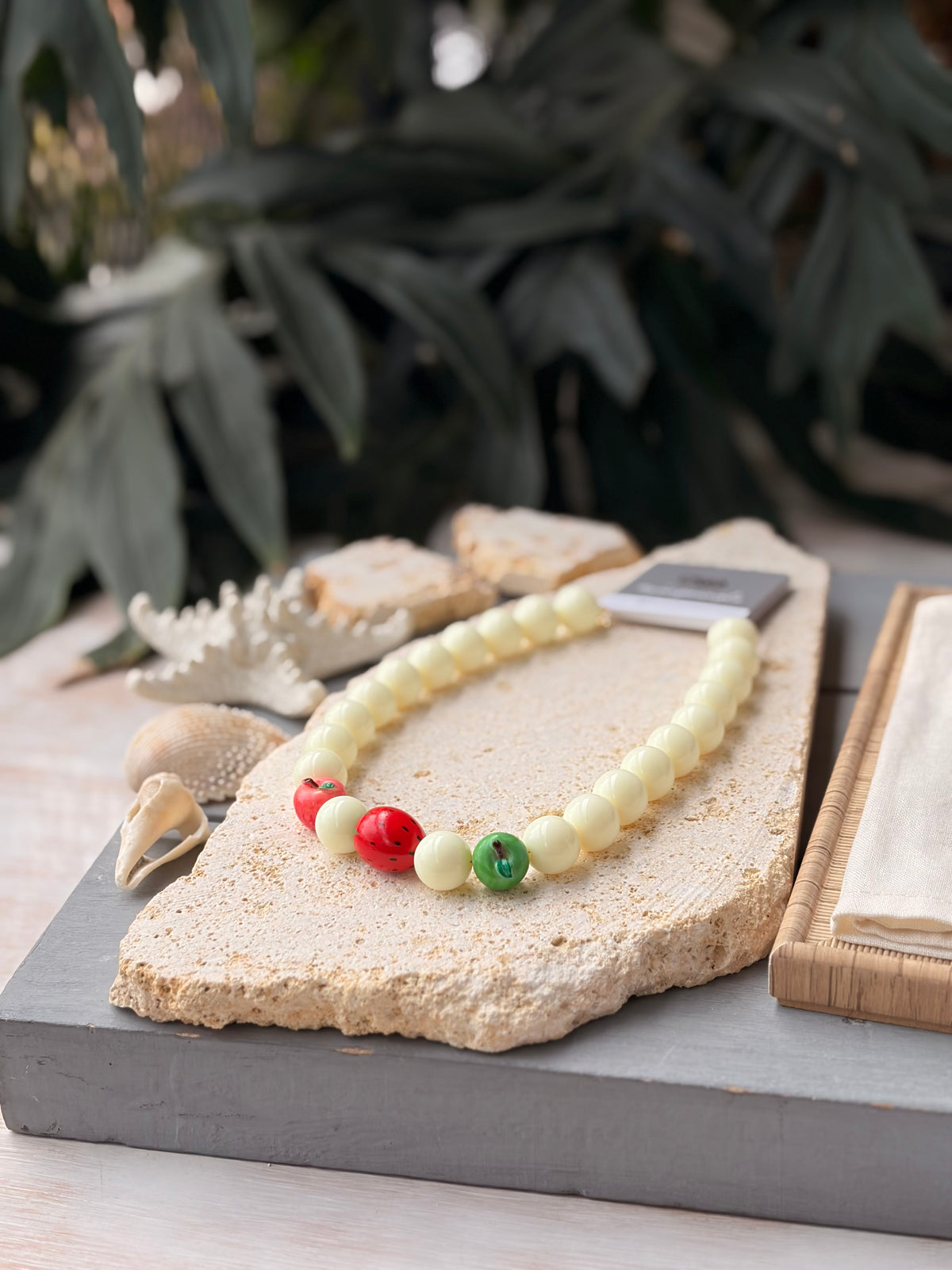 Collar bolas con dijes de frutas