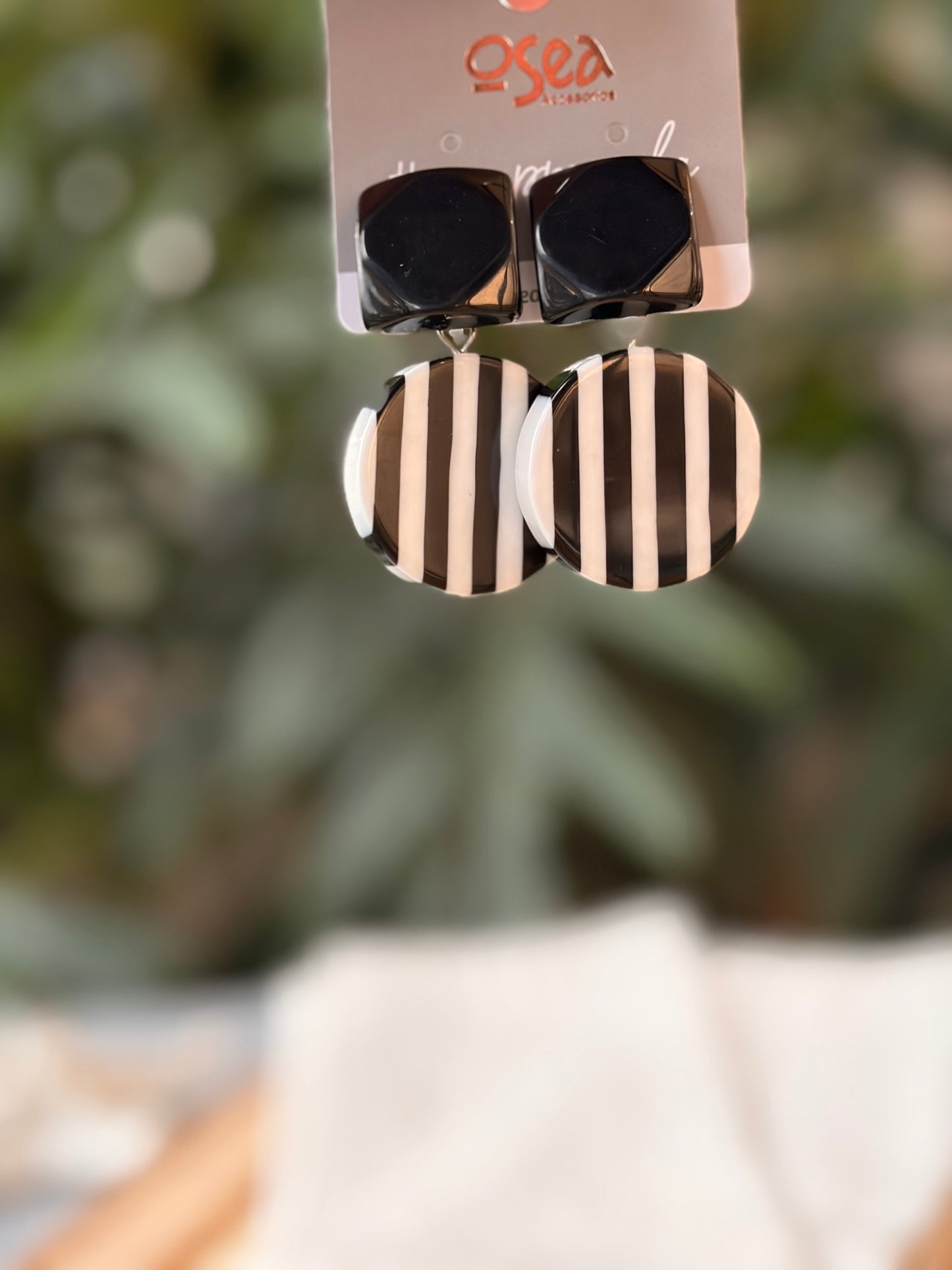 Aretes rayas blanco y negro en resina