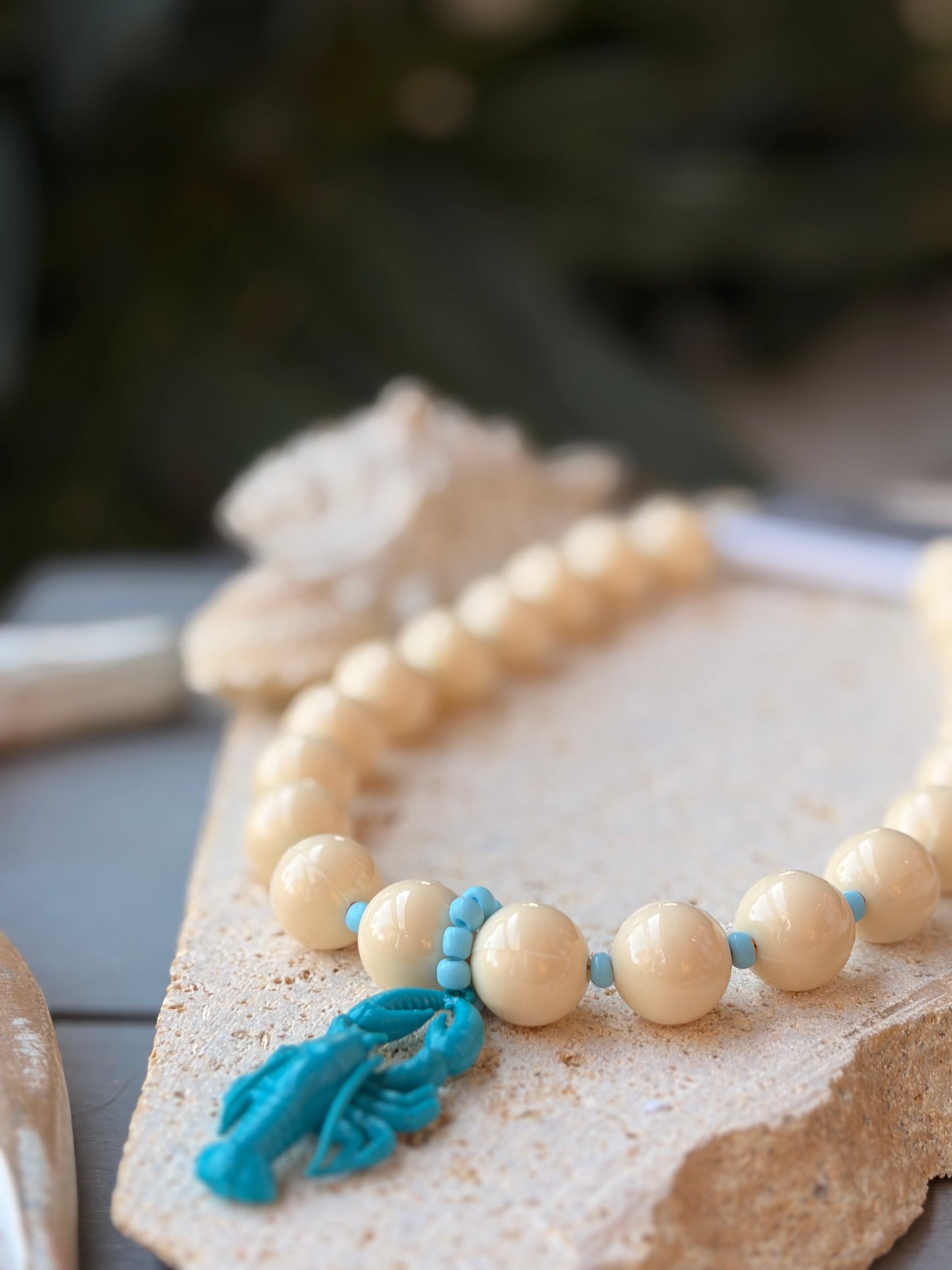 Collar bolas beige dije langosta azul