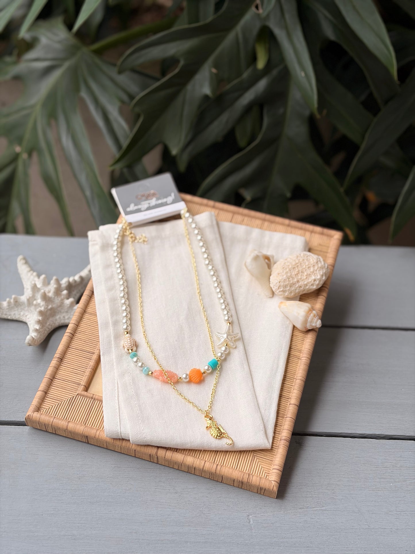 Collar doble rodinado y perlas dije caballito de mar