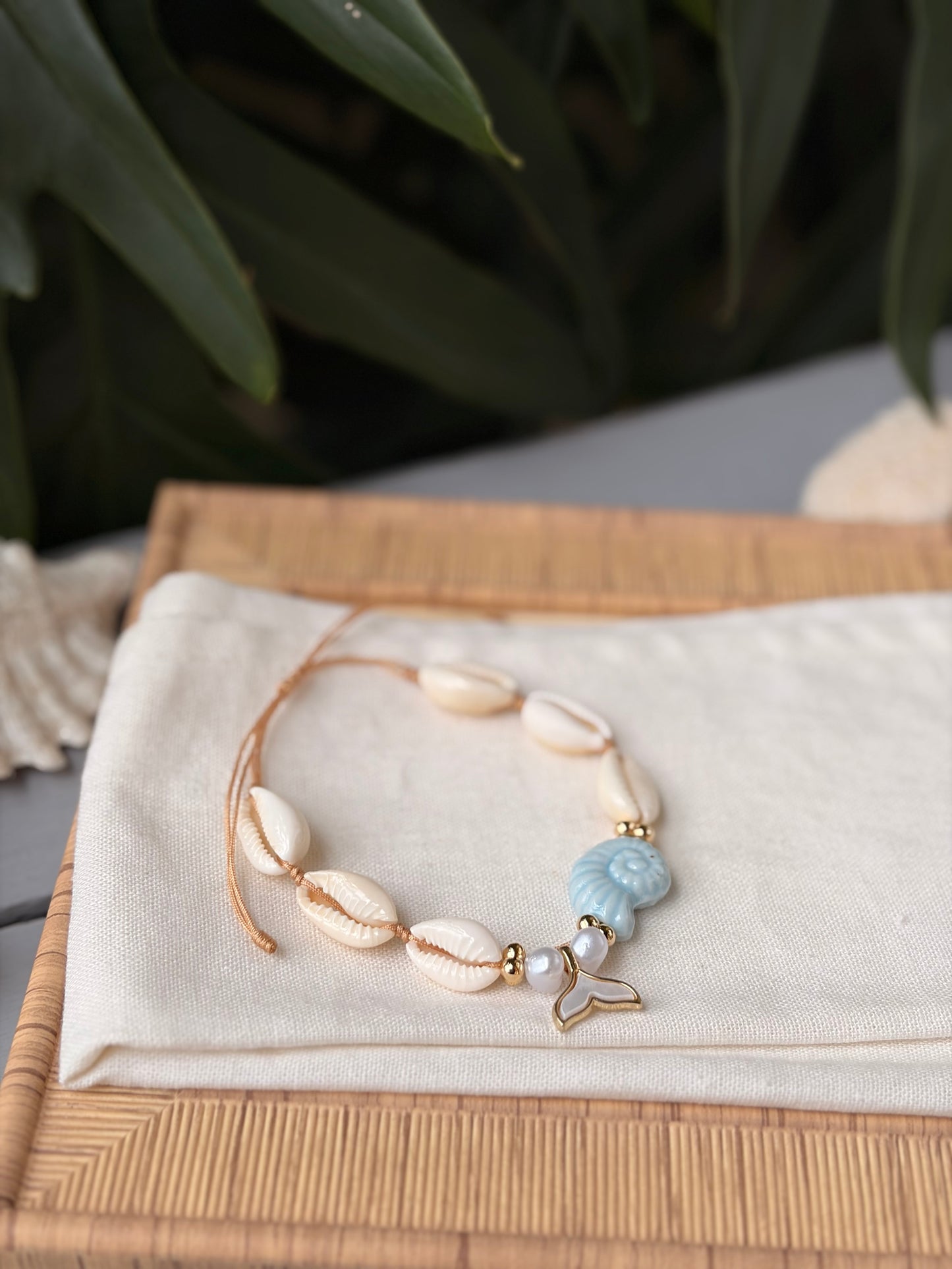 Tobillera cola de sirena y concha pastel