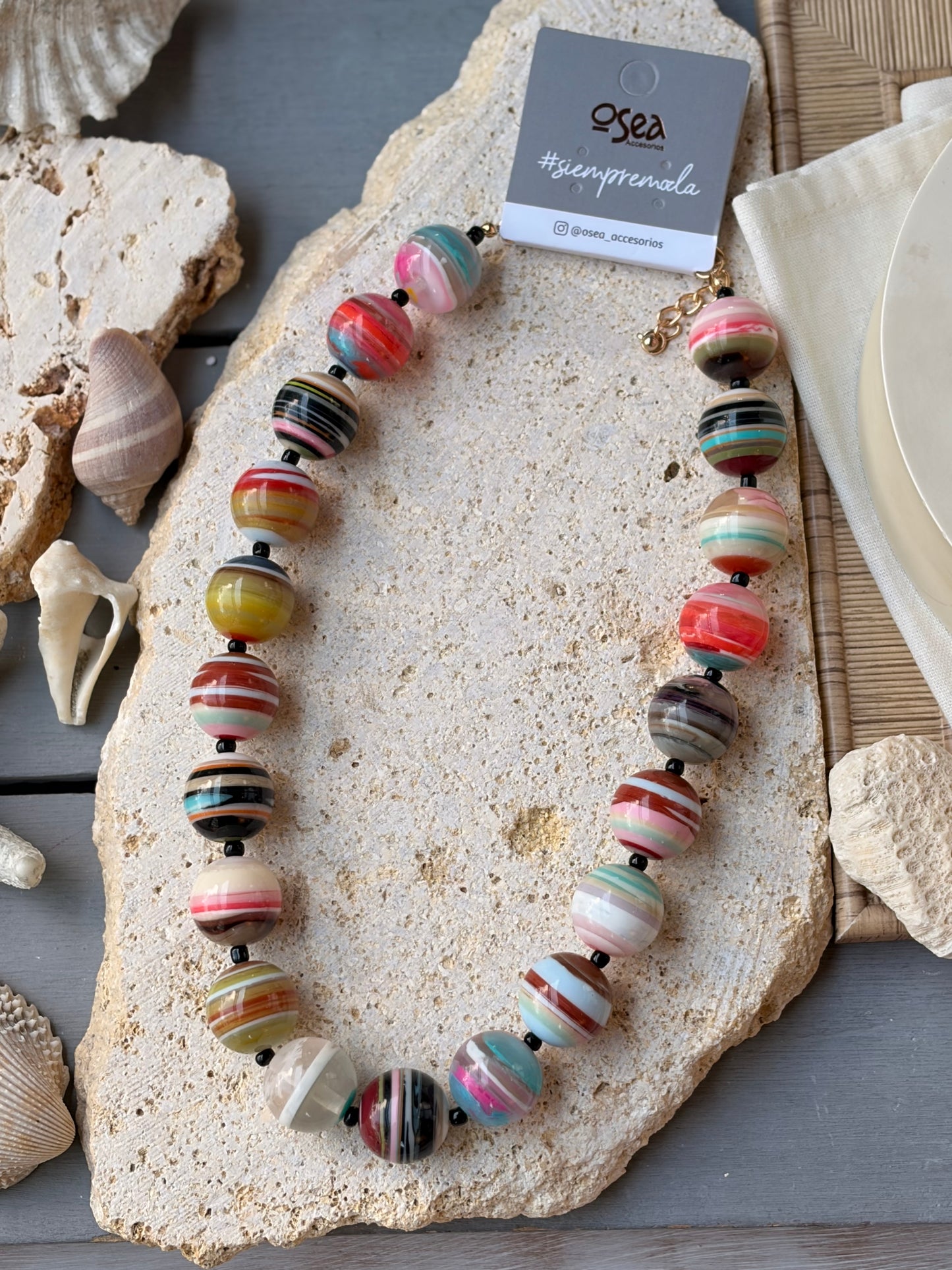 Collar resina bolas matices colores
