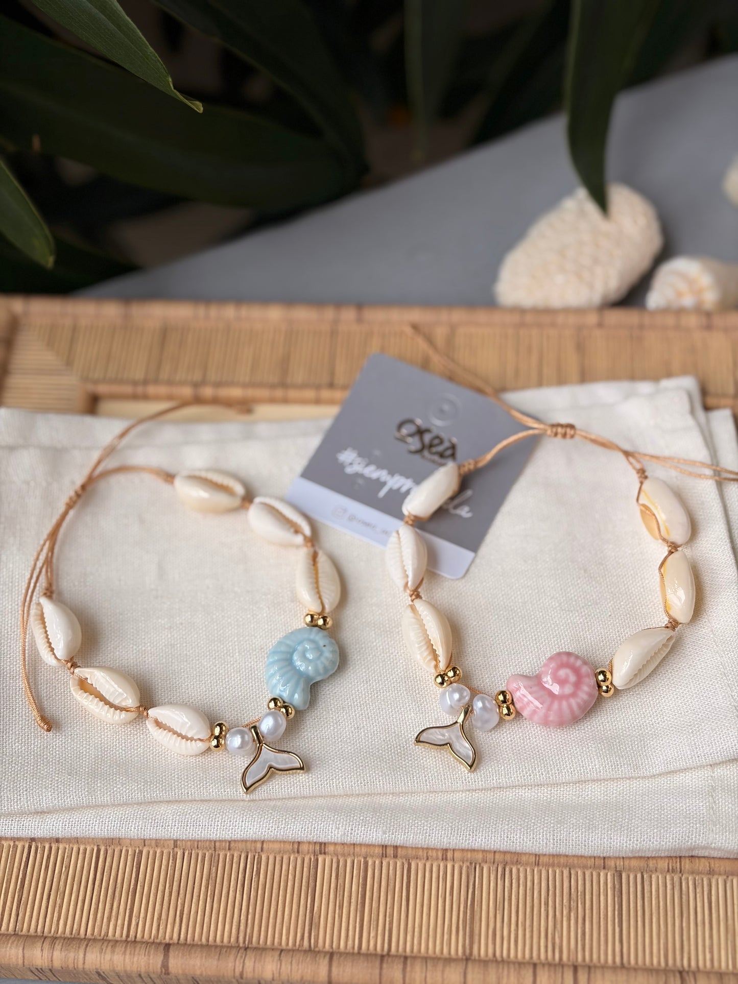 Tobillera cola de sirena y concha pastel