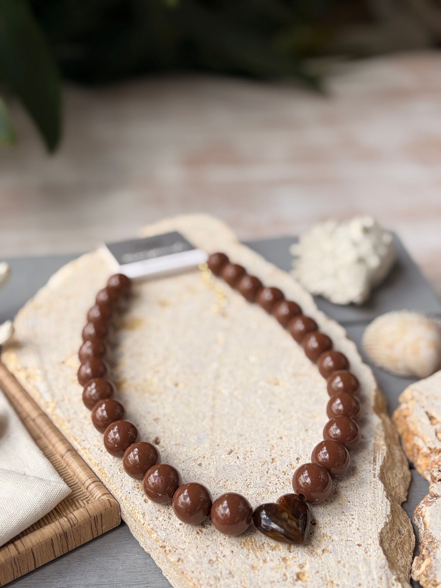 Collar bolas café dije corazón degradé
