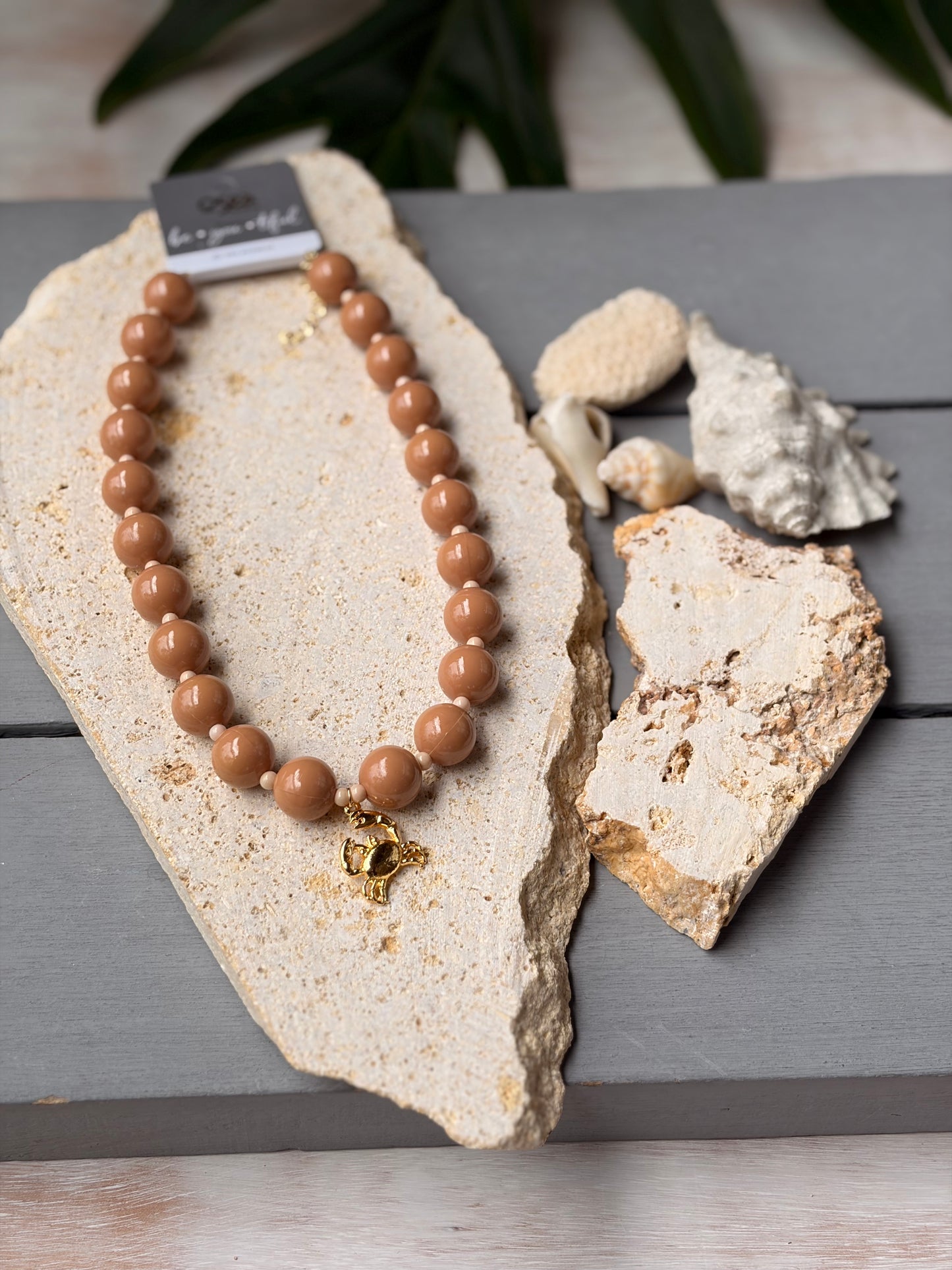 Collar bolas café claro dije cangrejo