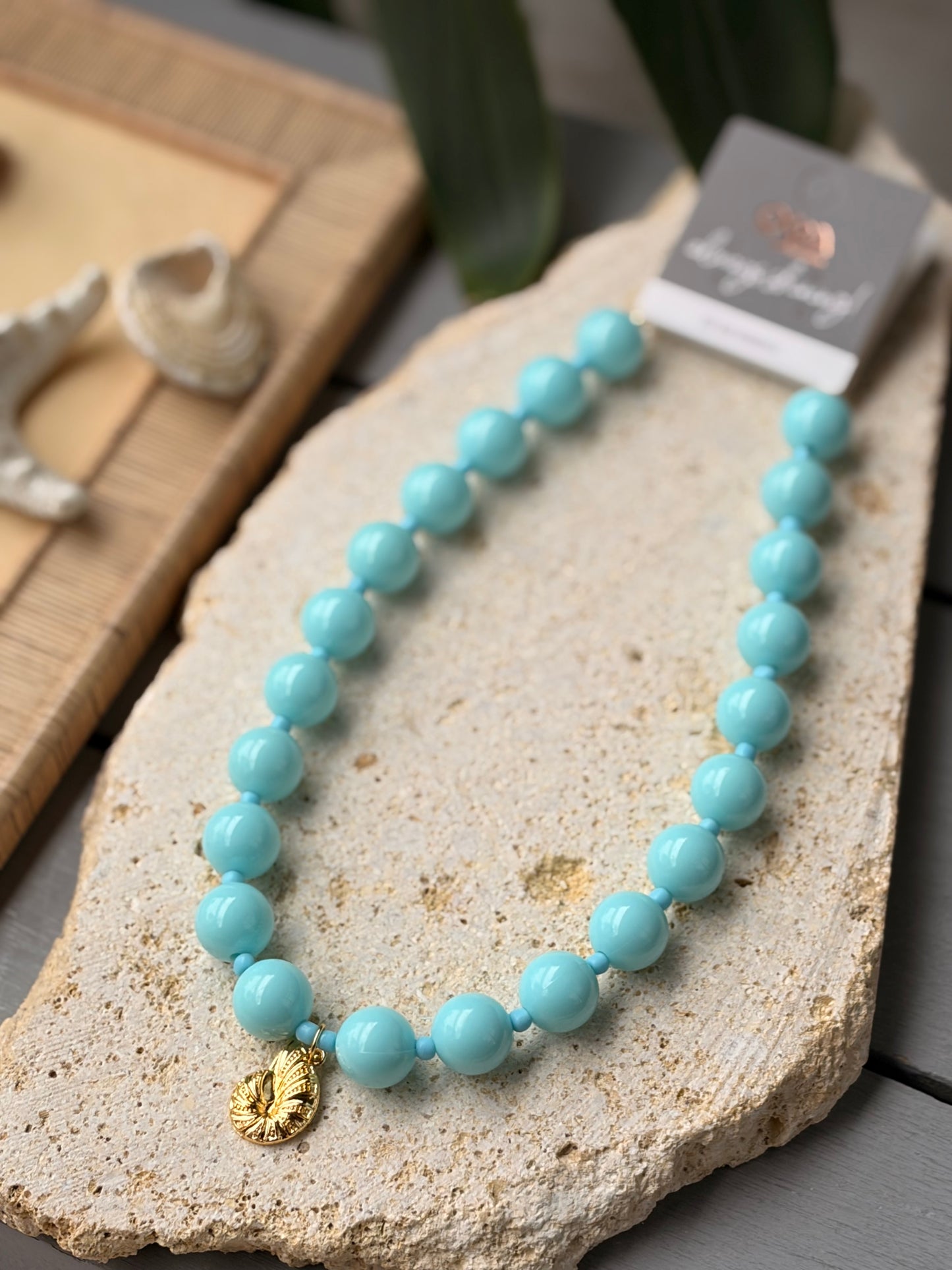 Collar de bolas azul claro dije concha 24k