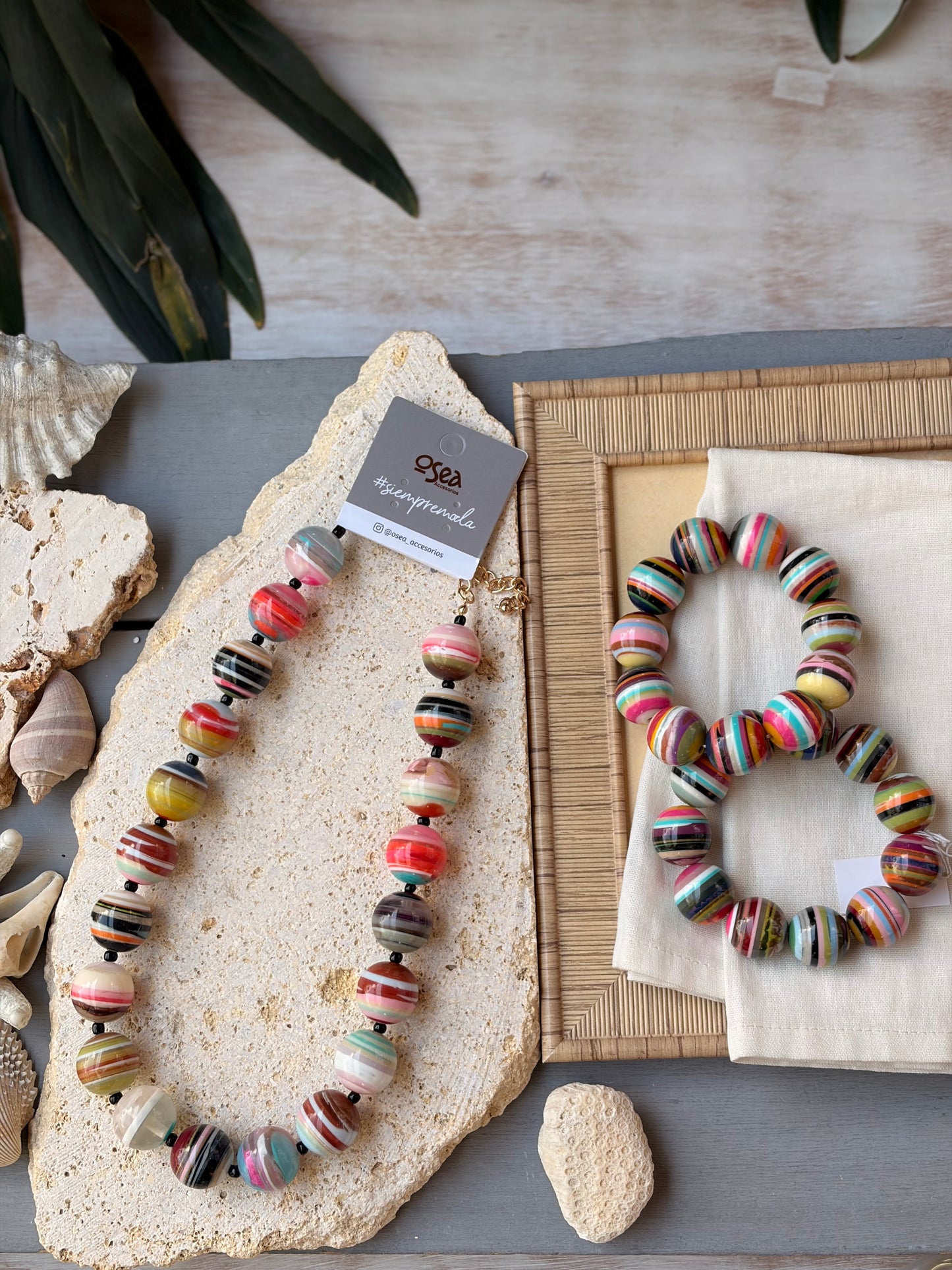 Collar resina bolas matices colores