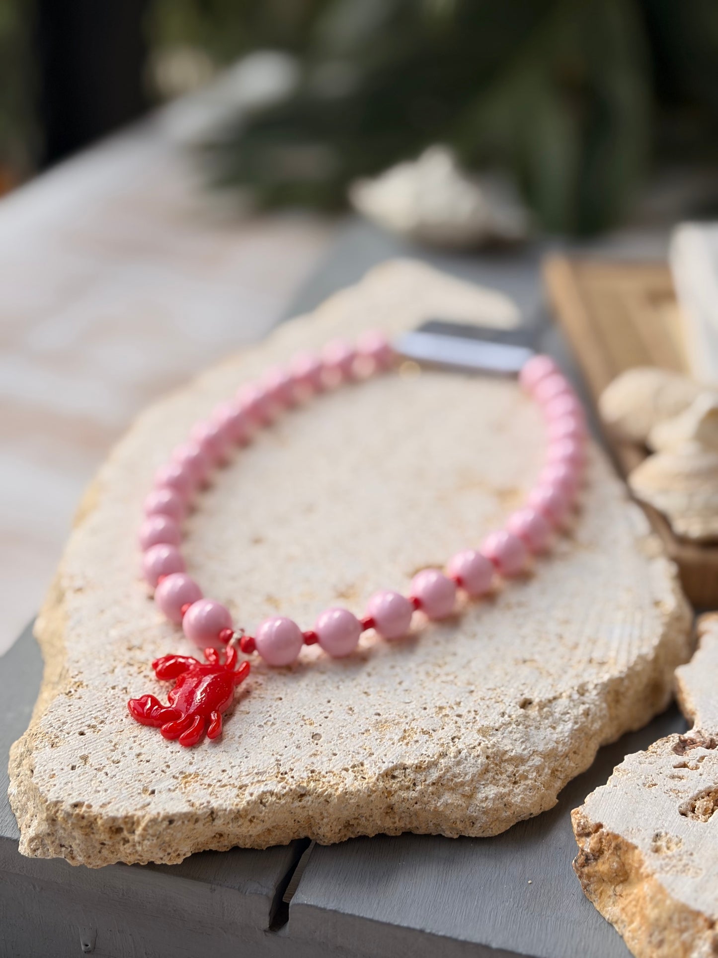 Collar bolas rosadas medianas cangrejo en vidrio