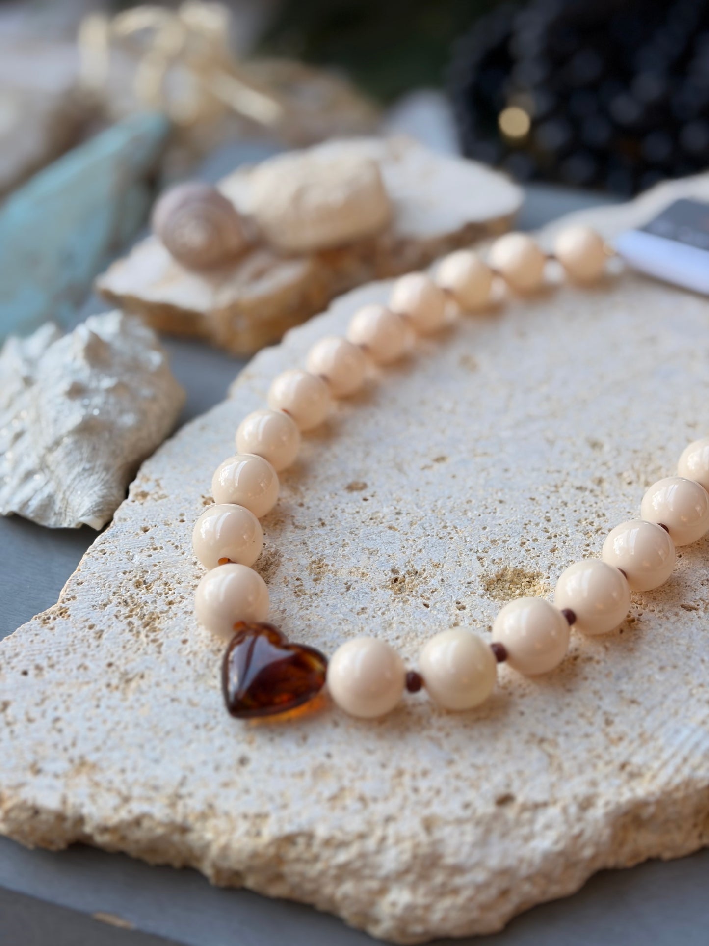 Collar bolas beige claro corazón degradé