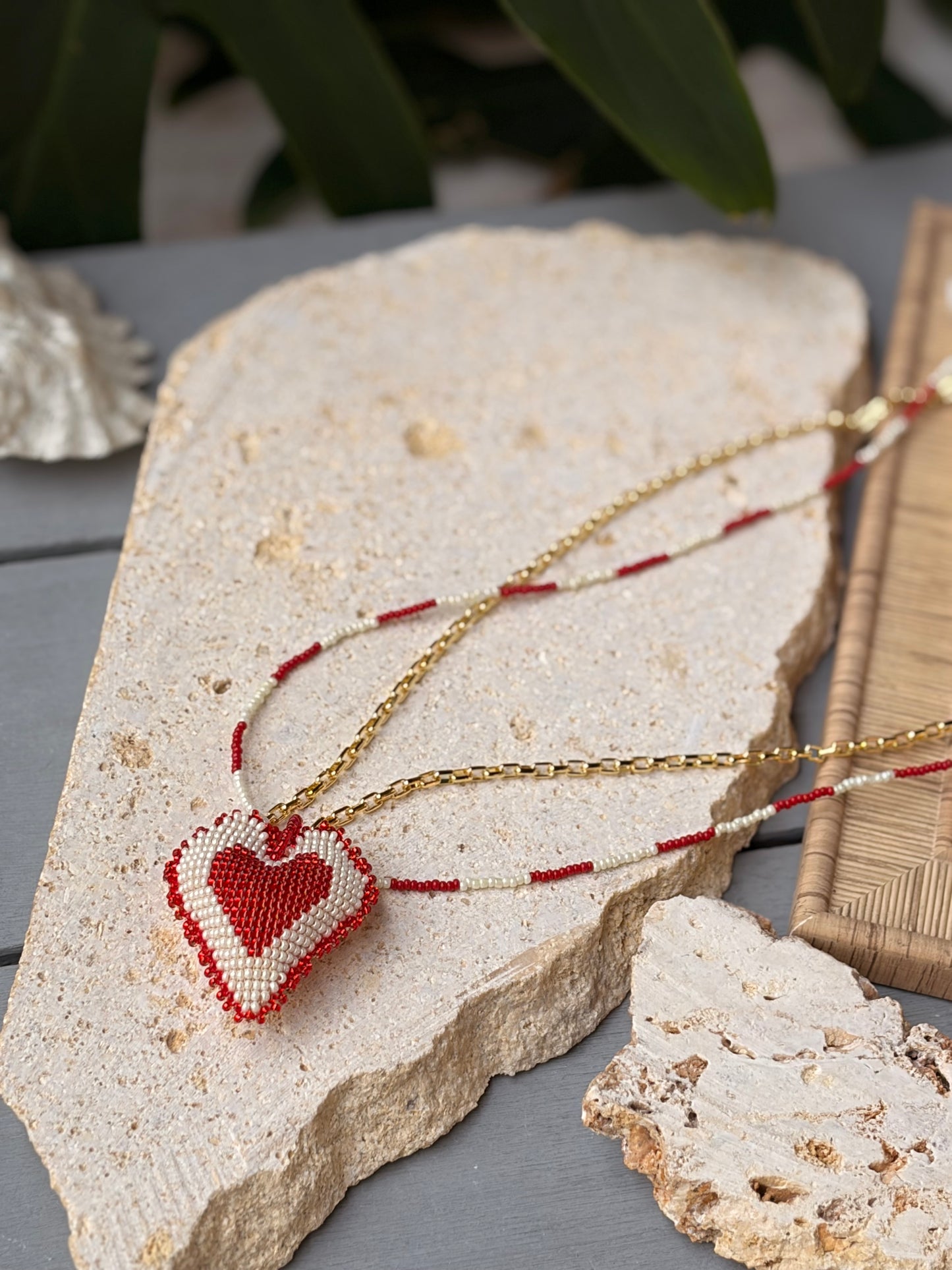 Collar tejido en mostacilla corazón doble faz