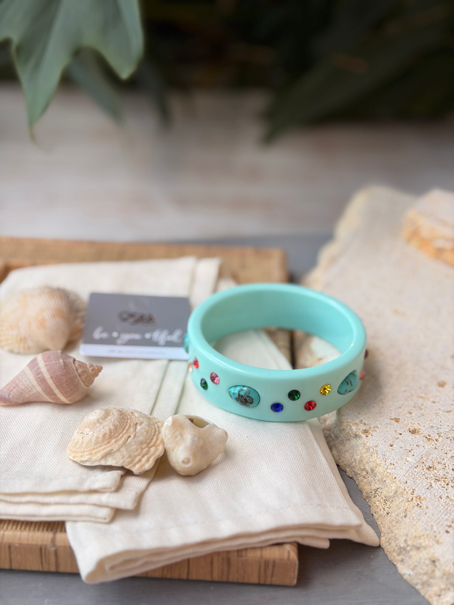 Pulsera en resina con piedras de colores