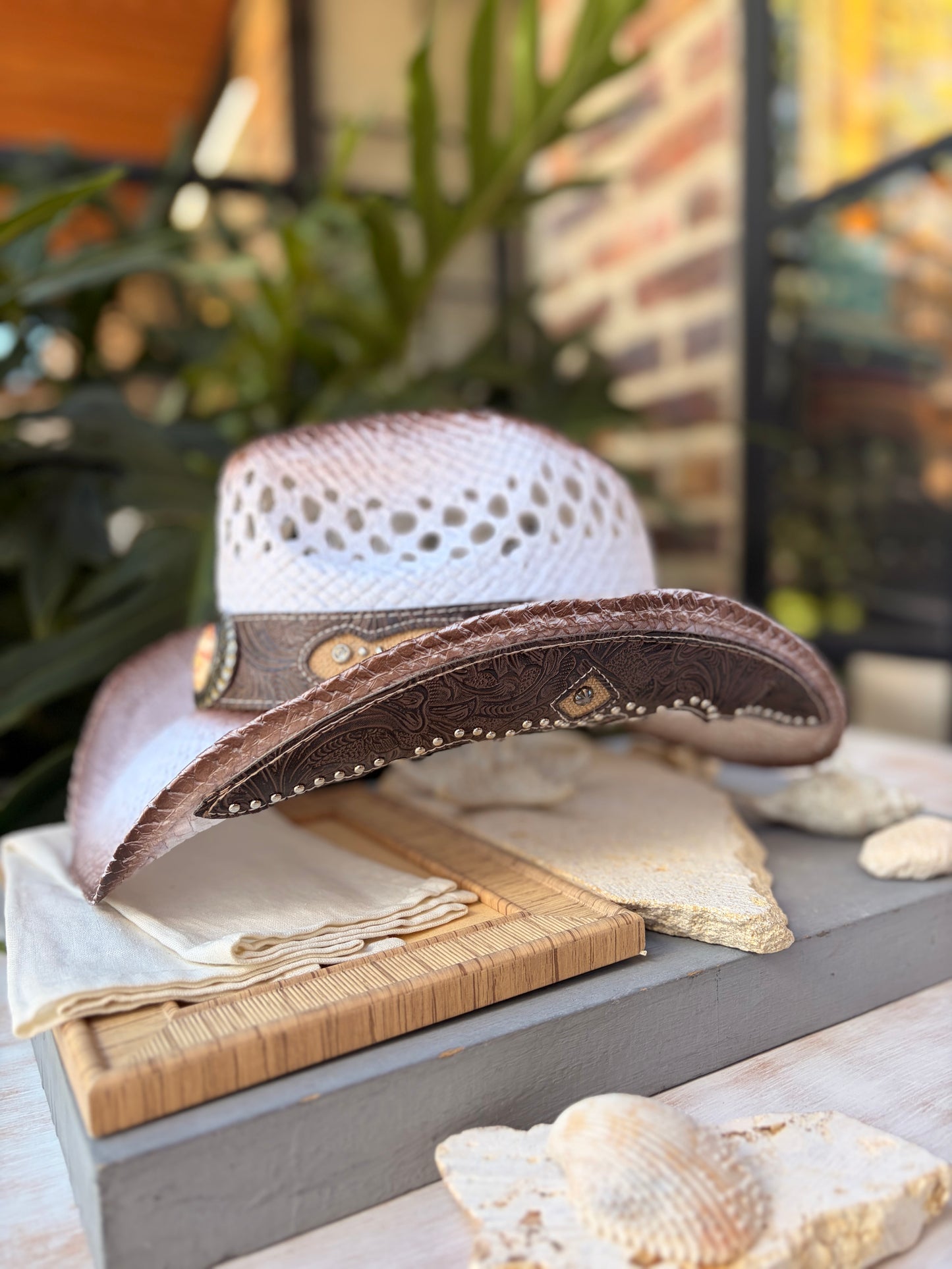 Sombrero vaquero rígido blanco apliques cuero