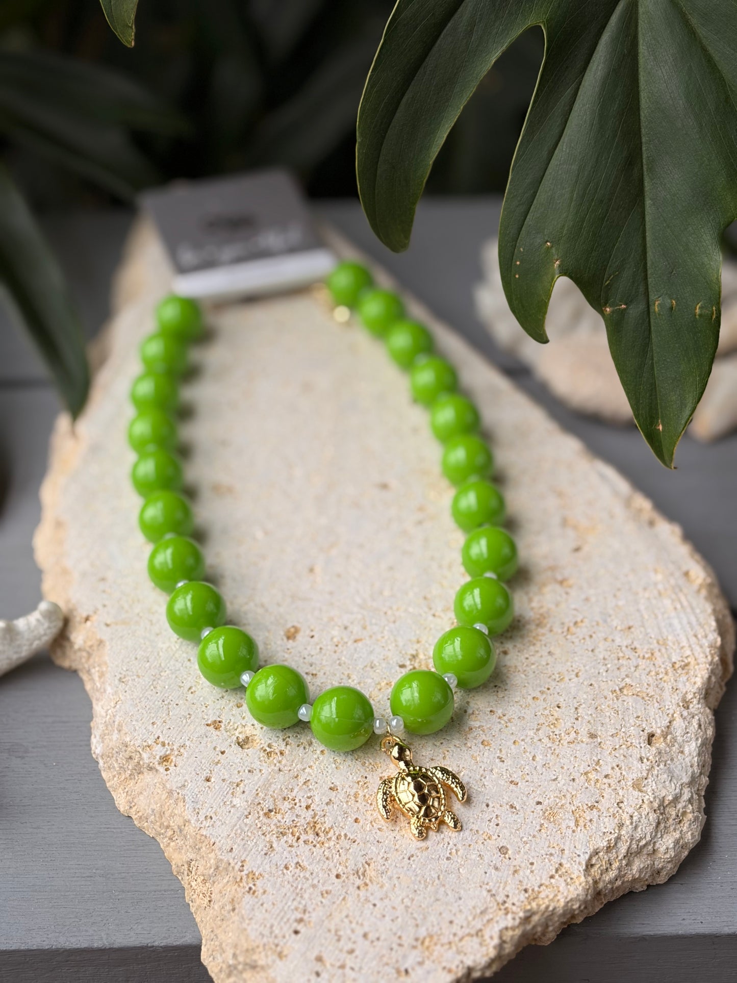 Collar bolas verde dije tortuga de mar