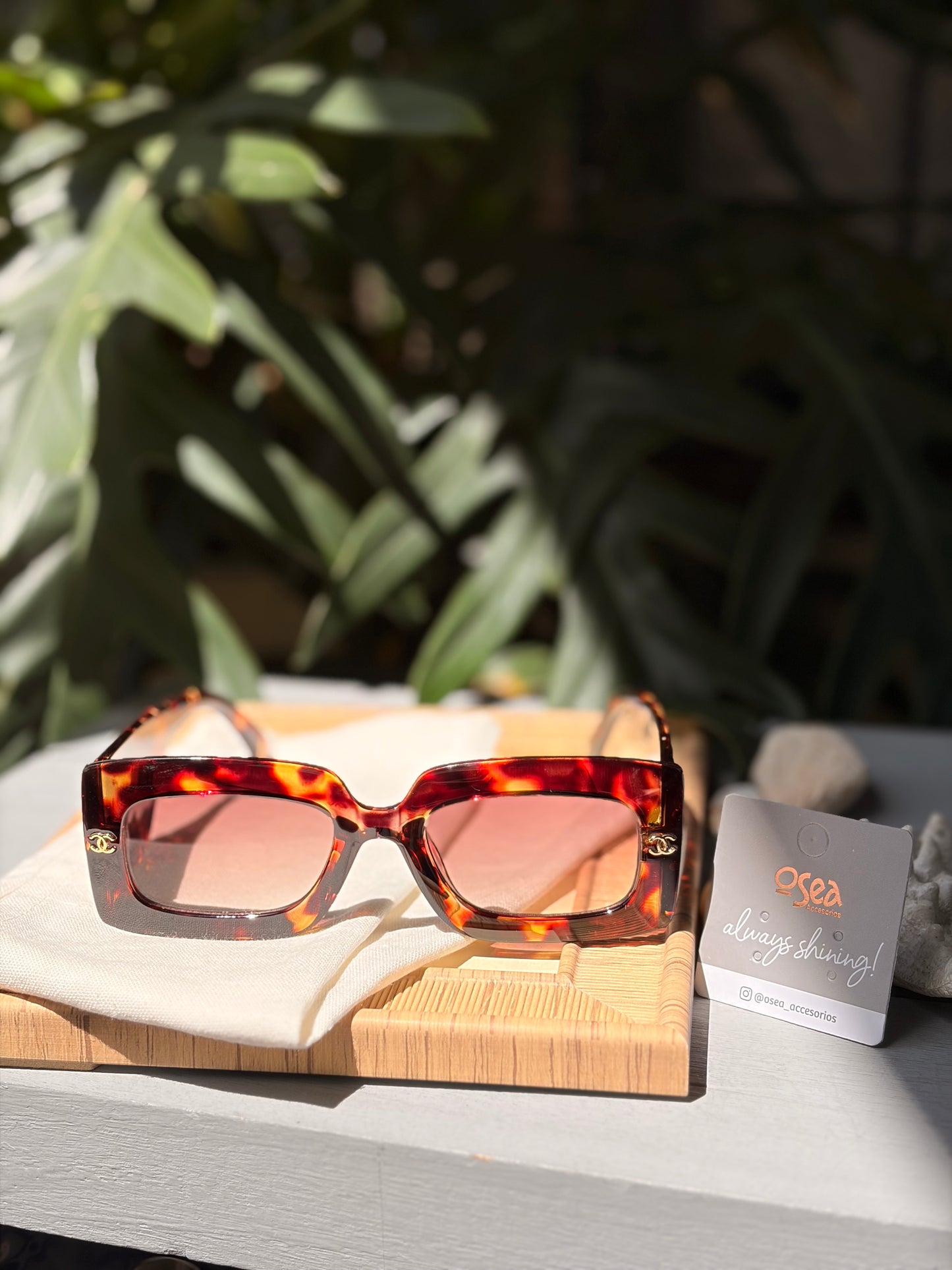 Gafas de sol en pasta aplique dorado