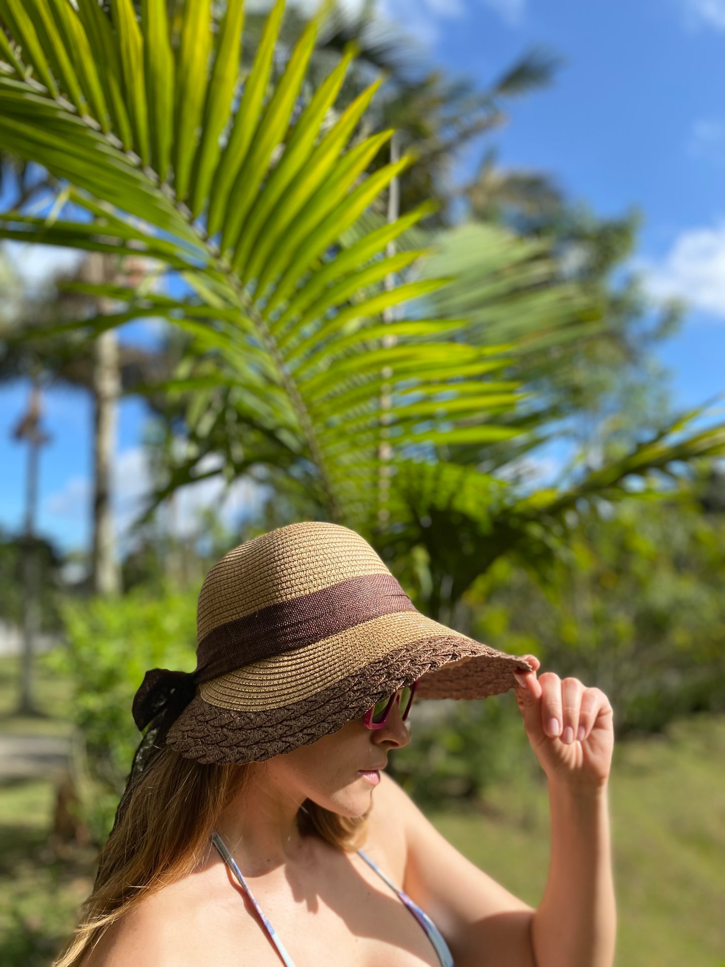 Sombrero tipo visera con borde y cinta moño