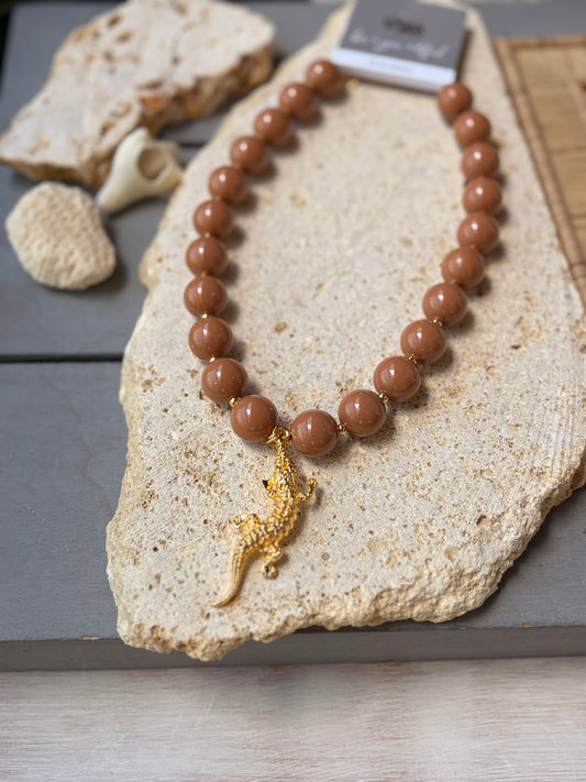 Collar bolas café dije cocodrilo 24k