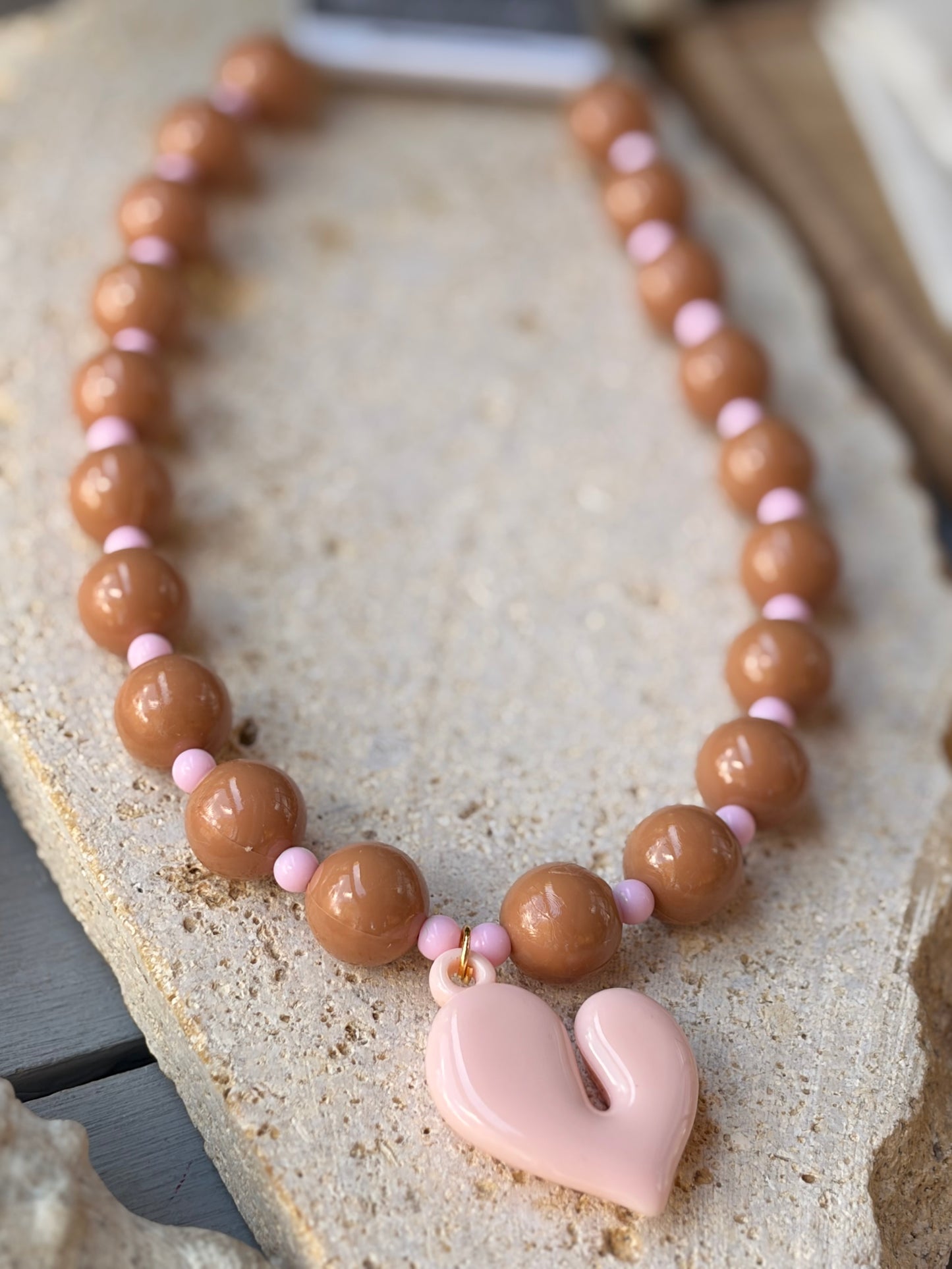 Collar bolas corazón rosado