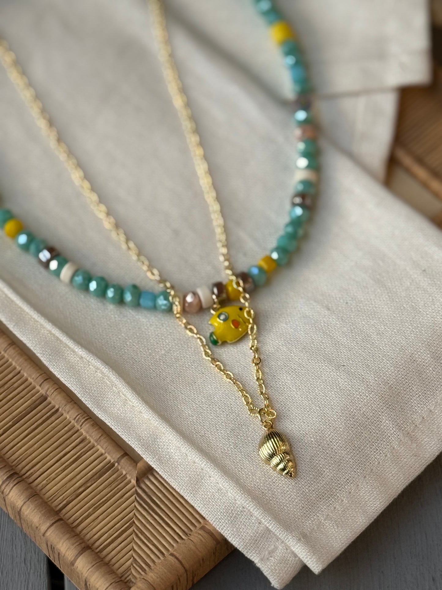 Collar doble piedras variadas cadena rodinada dije pez