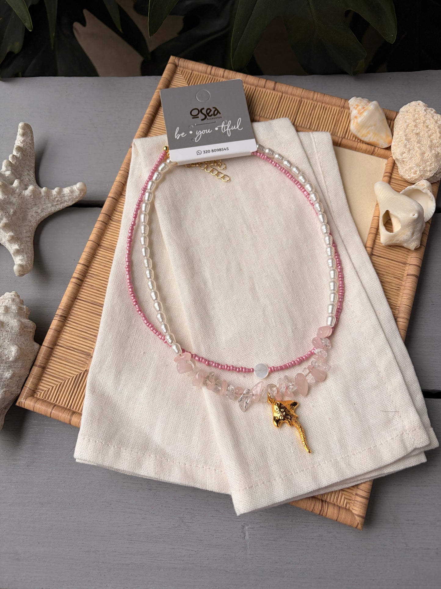 Collar doble rosado mostacillas y piedras dije mantarraya