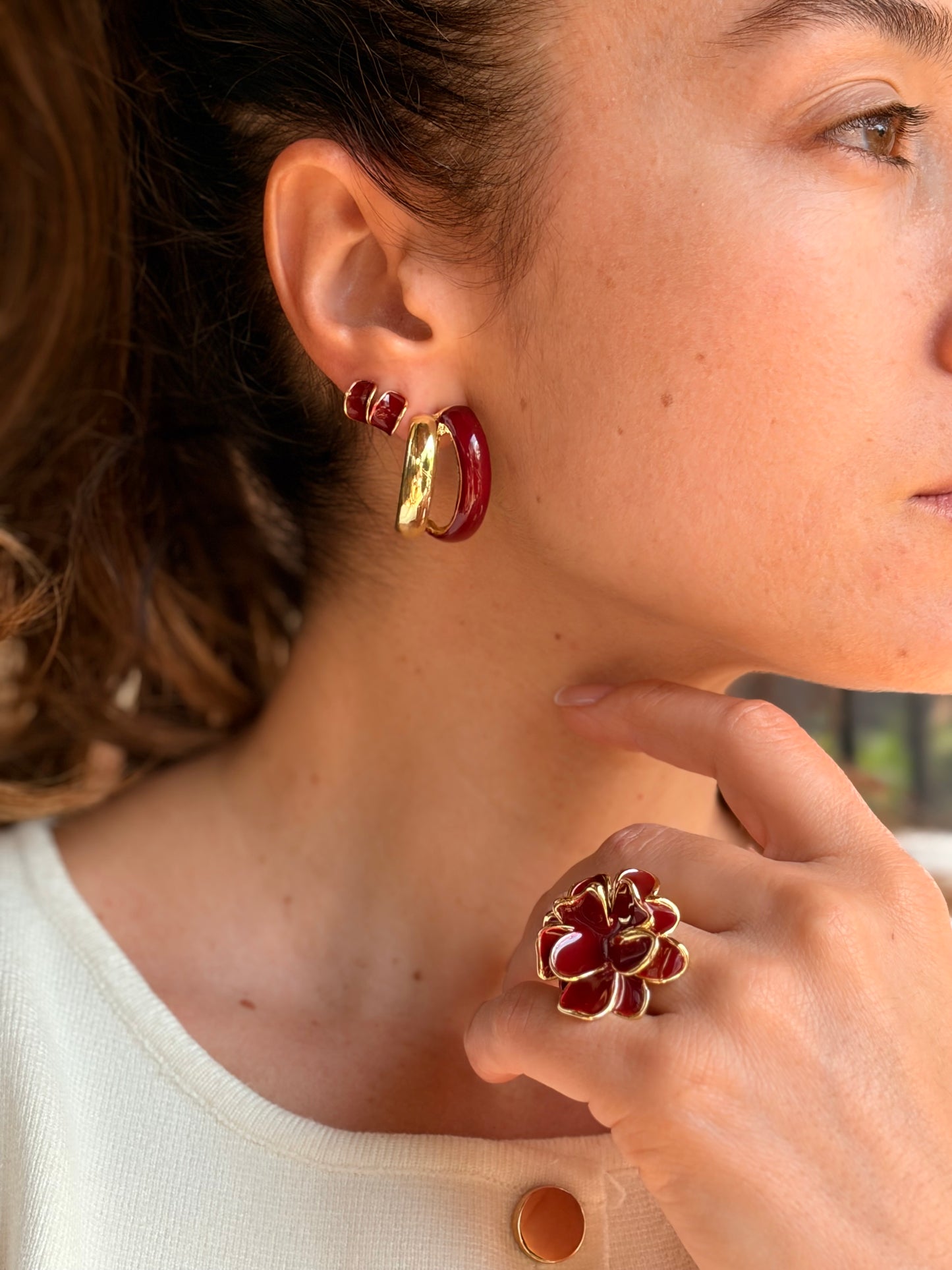 Anillo rodinado flor esmaltado vinotinto