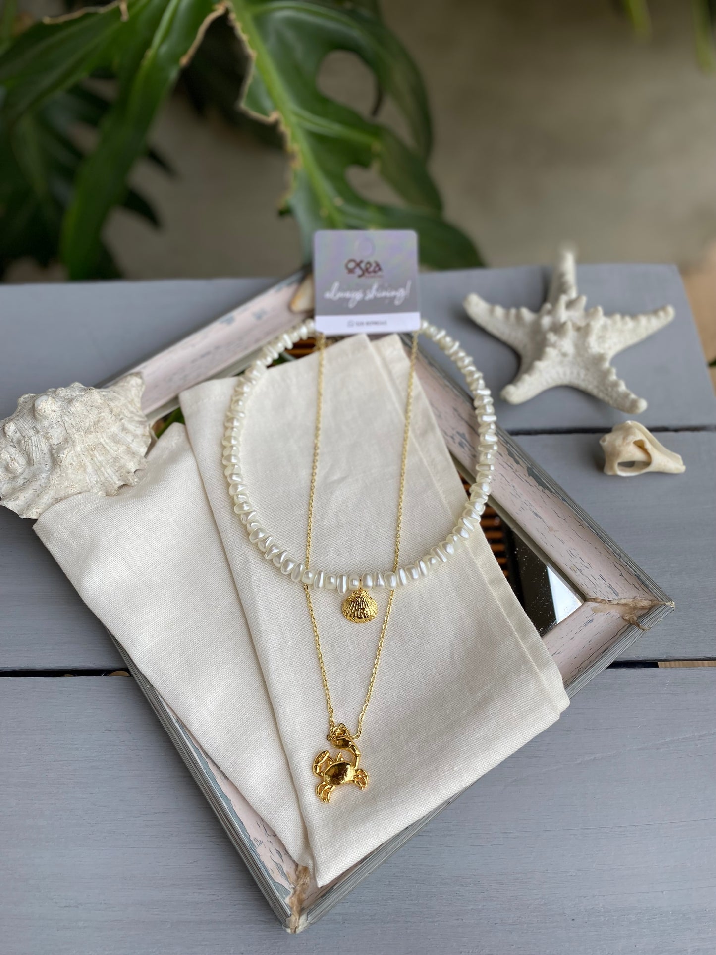 Collar doble perlas y dijes cangrejo y concha