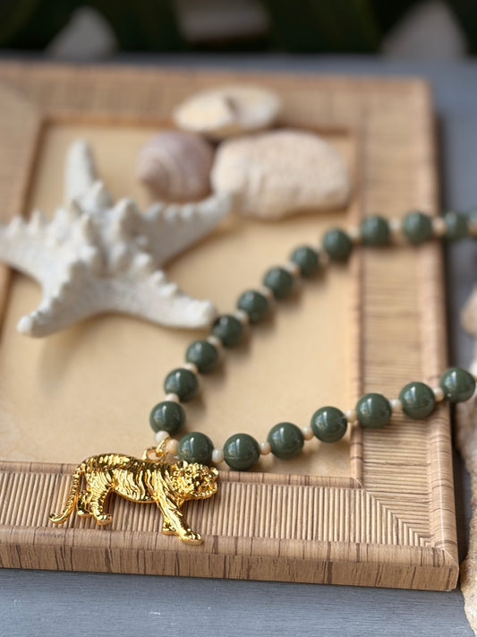Collar bolas medianas dije tigre baño oro 24k
