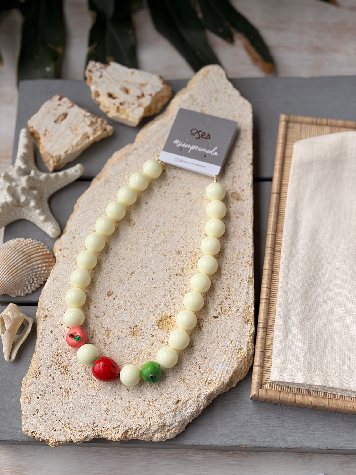 Collar bolas con dijes de frutas