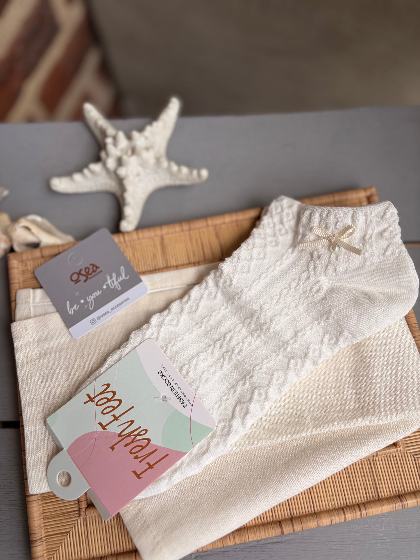 Medias cortas tejidas con mini moño