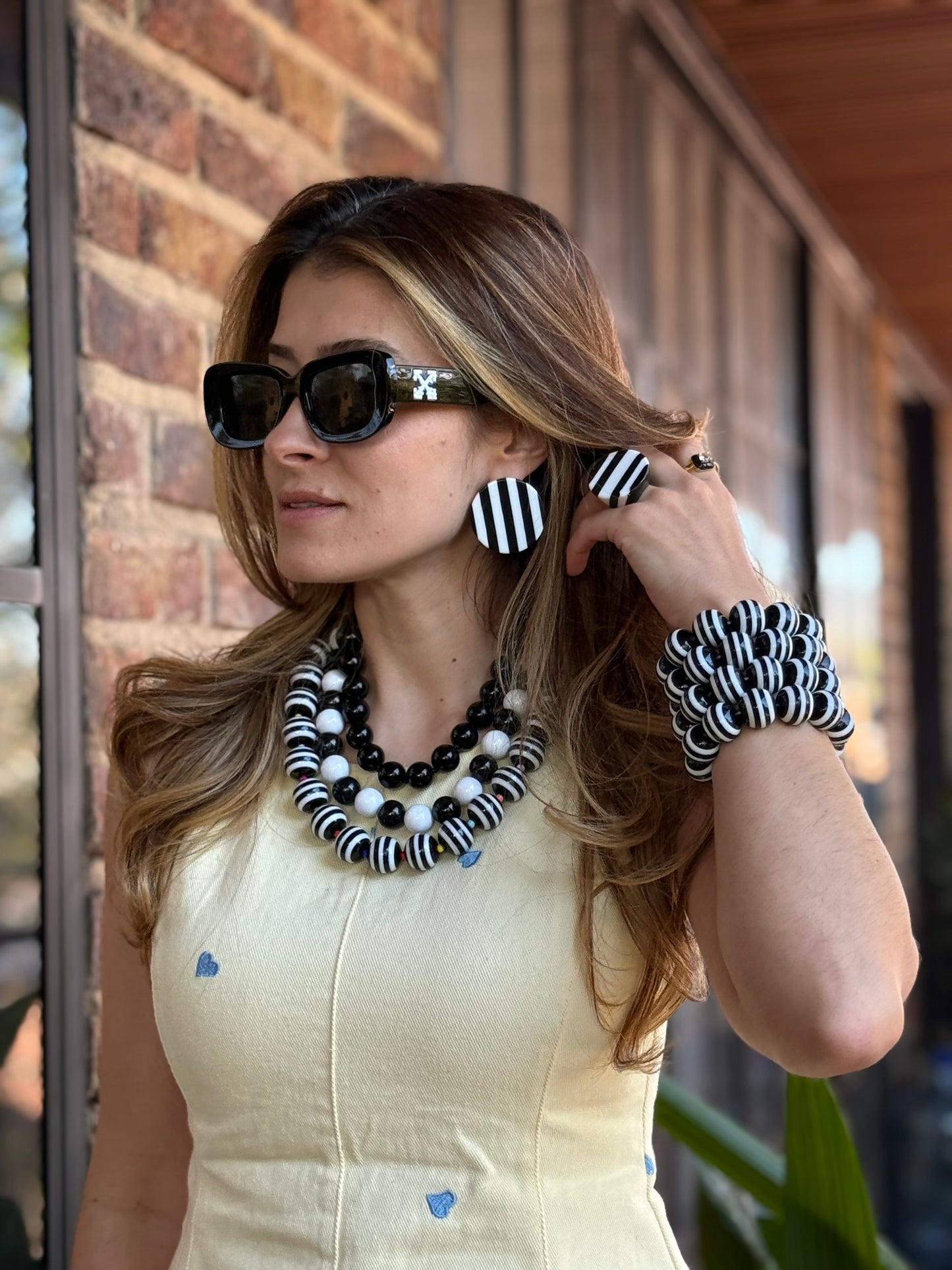 Pulsera resortada bolas en resina rayas